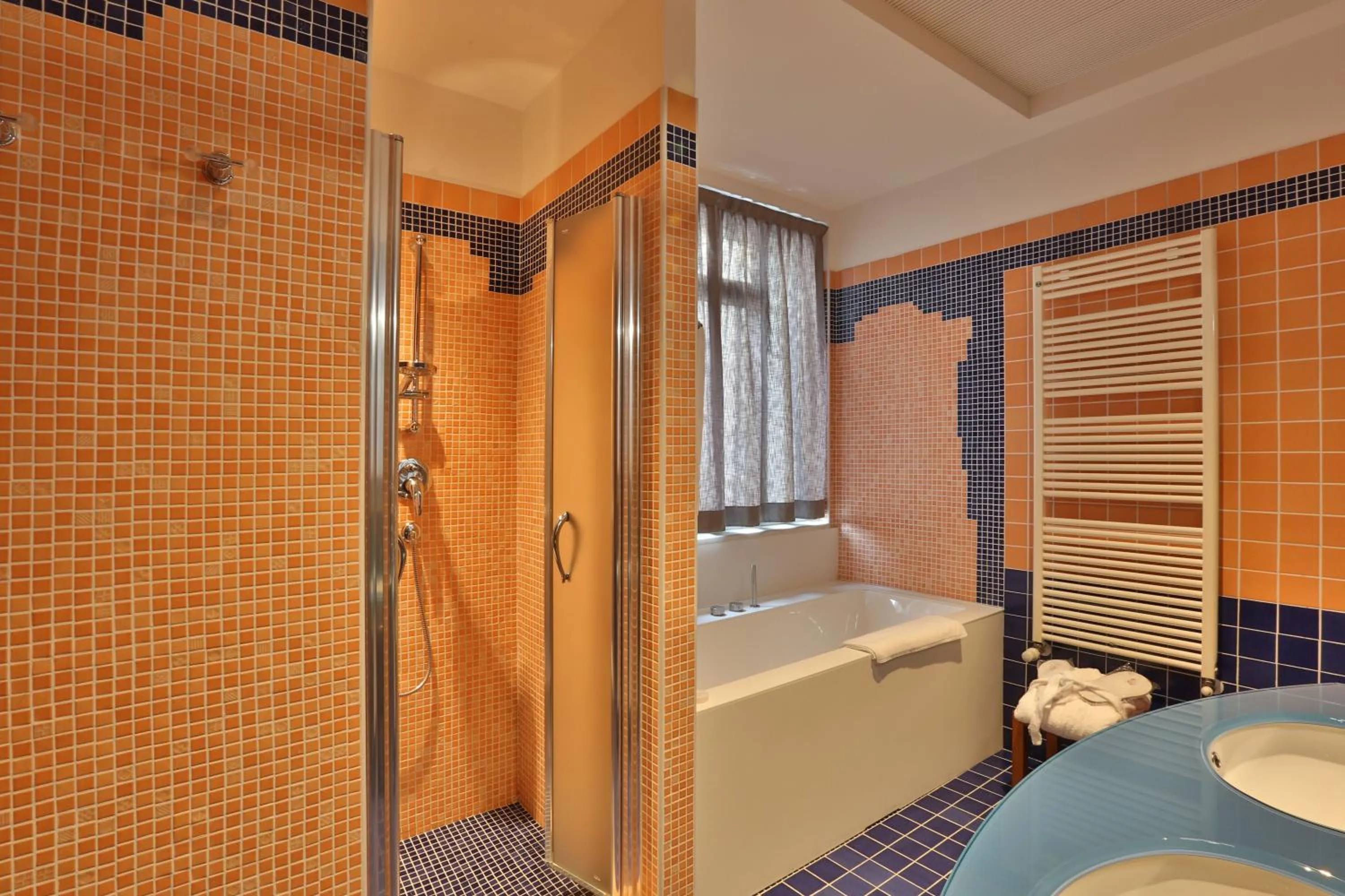 Shower, Bed in Palace Hotel Moderno