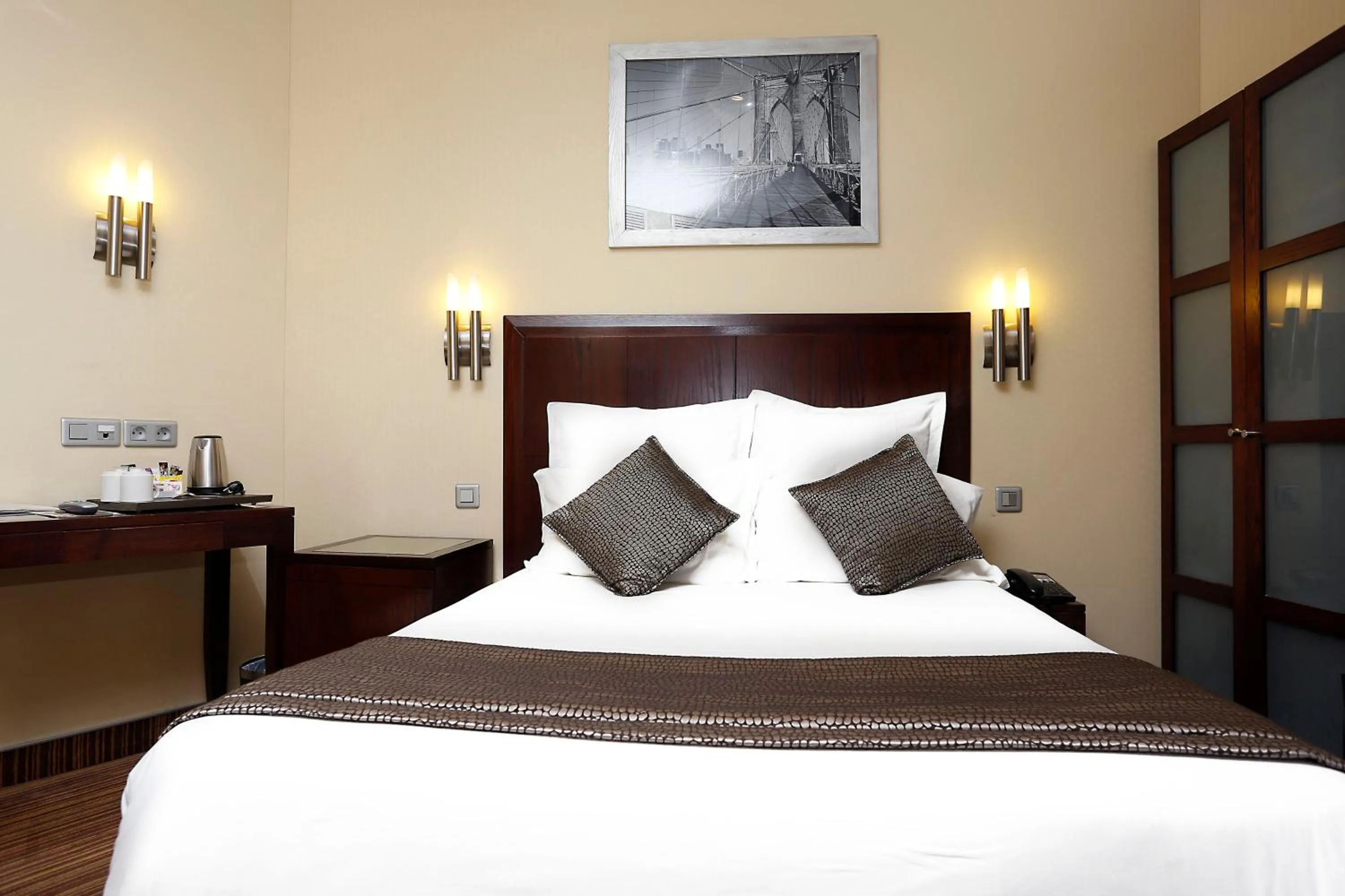 View (from property/room), Bed in Grand Hotel Francais