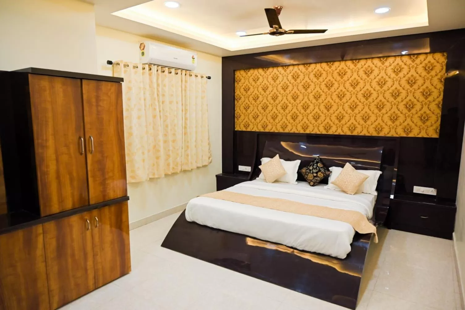 Photo of the whole room, Bed in Hotel Golden Bliss