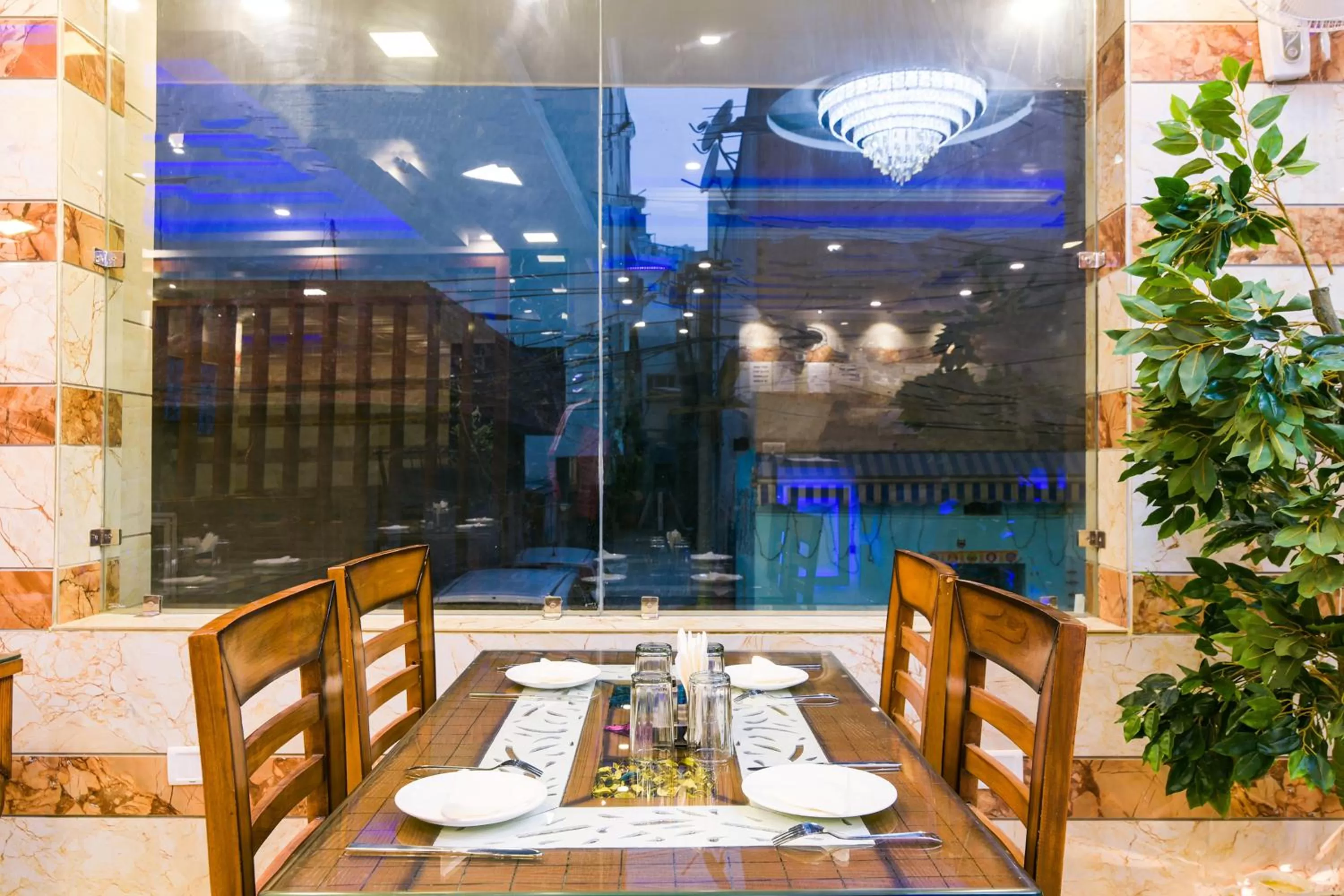 Restaurant/places to eat in Hotel Pearl - Mahipalpur Delhi Airport