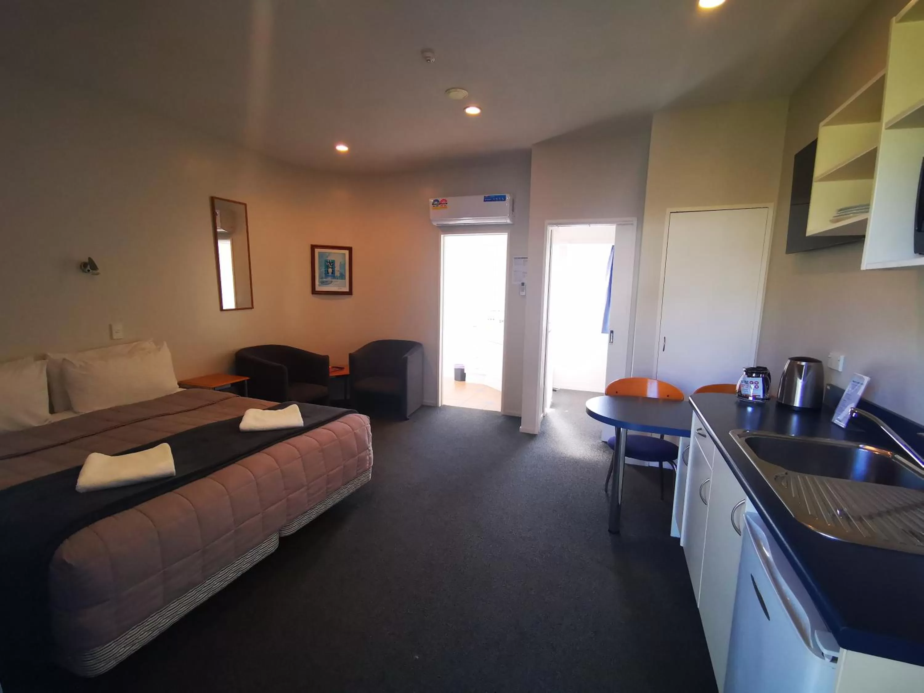 Photo of the whole room, Bed in Airport Birches Motel