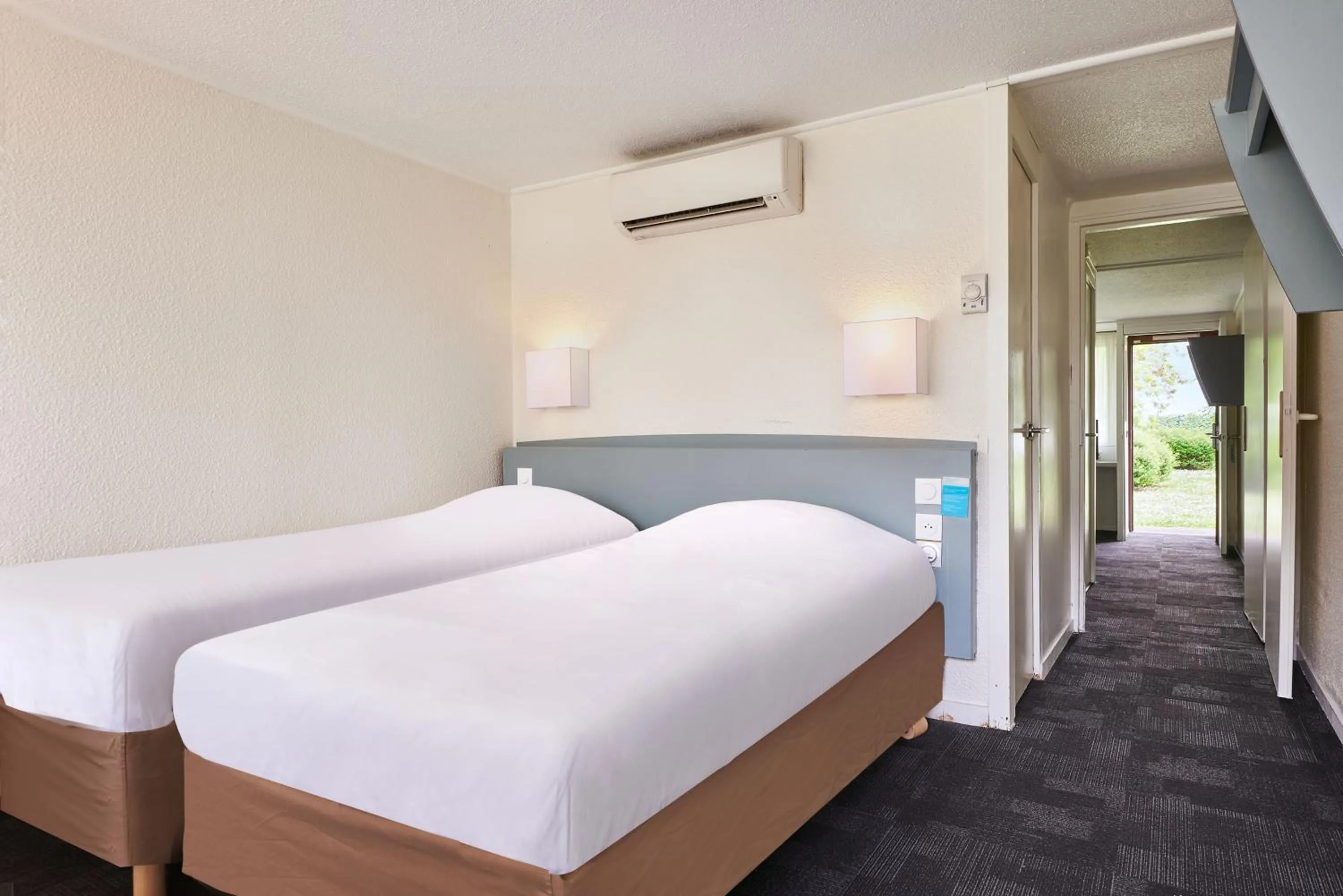 Bed in Kyriad Direct Le Bourget Gonesse