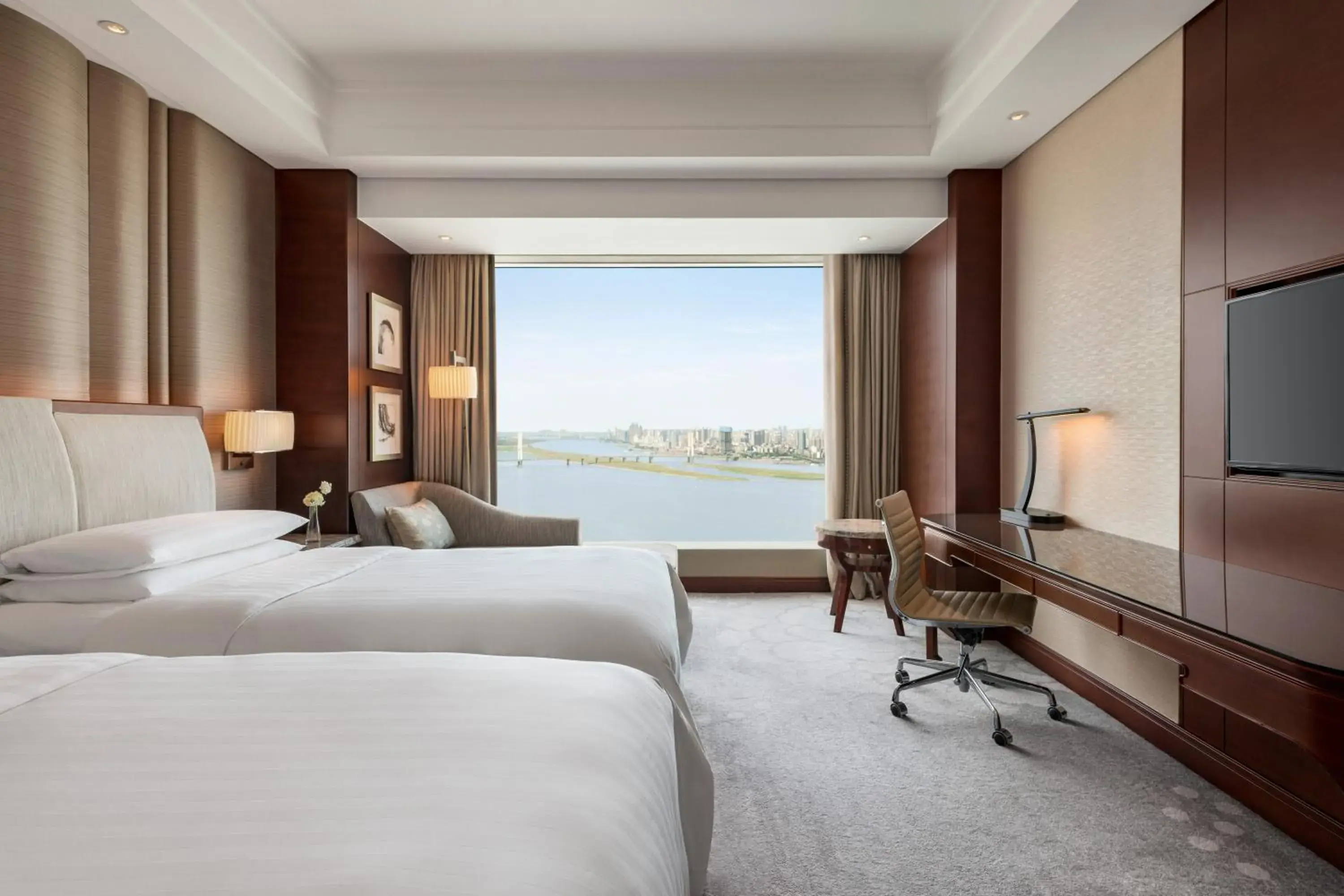 Deluxe Twin Room with River View in Shangri-La Nanchang丨All room offer river views Just one stop from the Pavilion of Prince Teng Deluxe Twin Room with River View in Shangri-La Nanchang丨All room offer river views Just one stop from the Pavilion of Prince Teng
