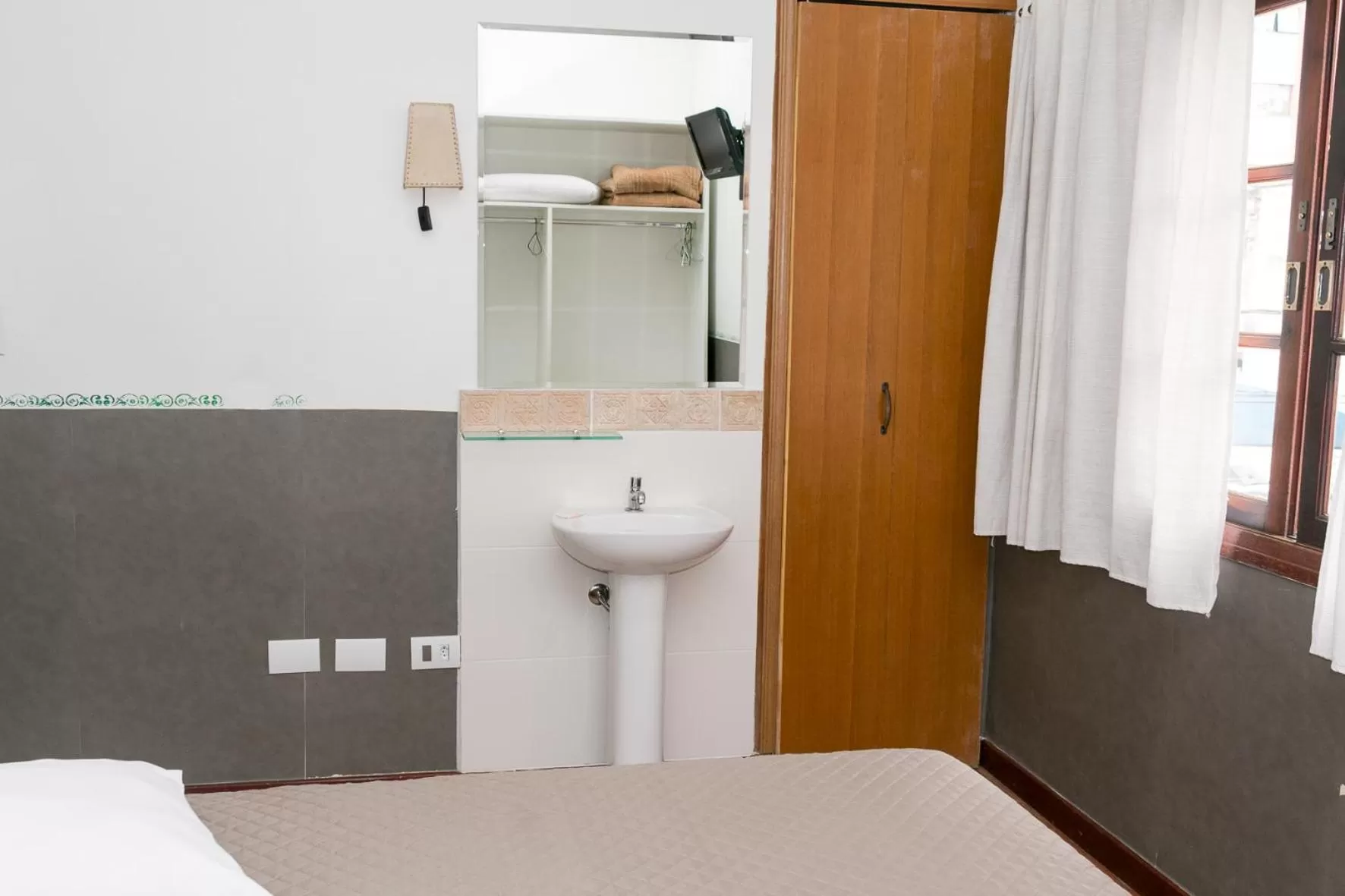 Bedroom, Bathroom in Hotel Residenza - 400m do inicio da Av Paulista e Metrô Paraiso