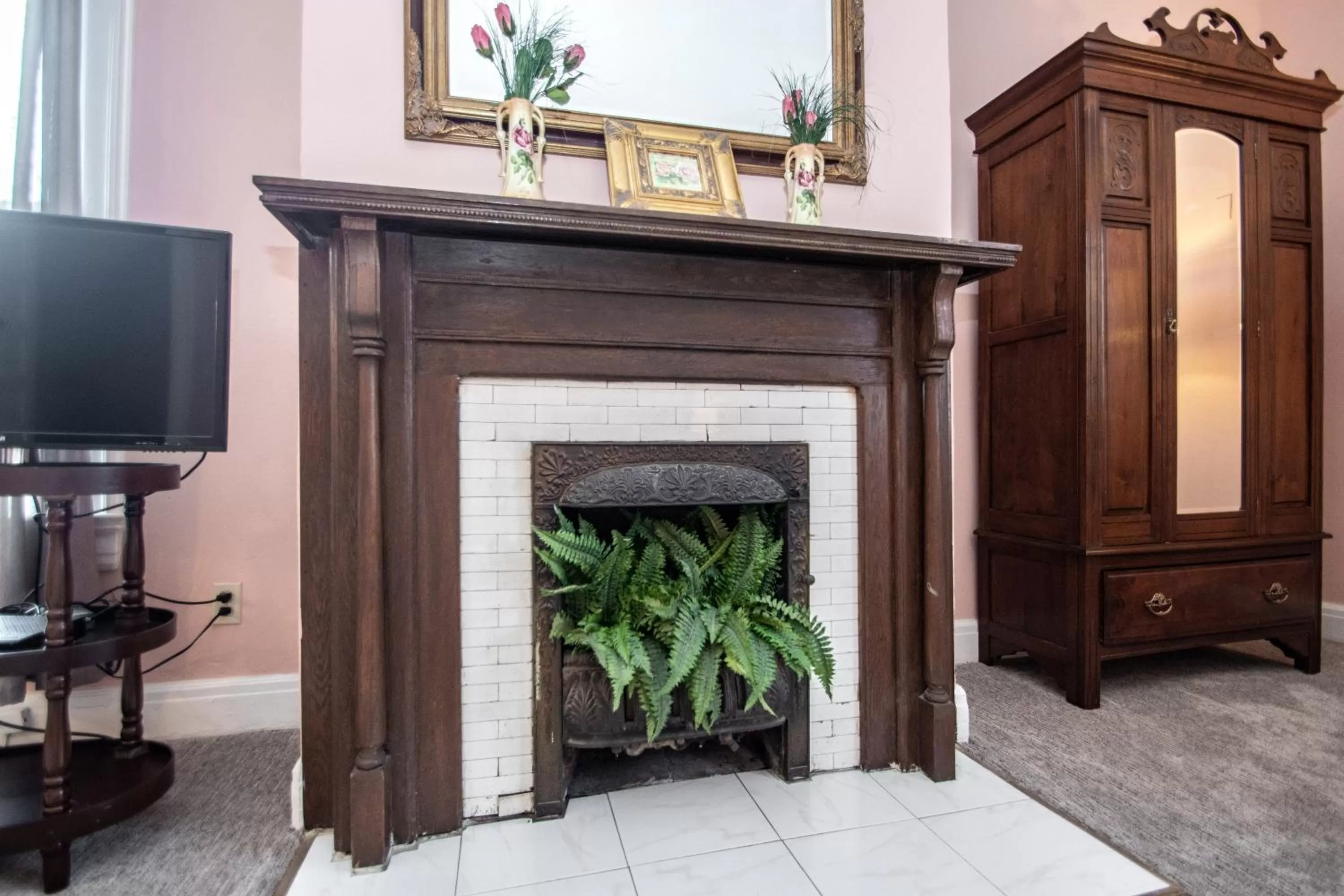 TV and multimedia in Looking Glass Inn