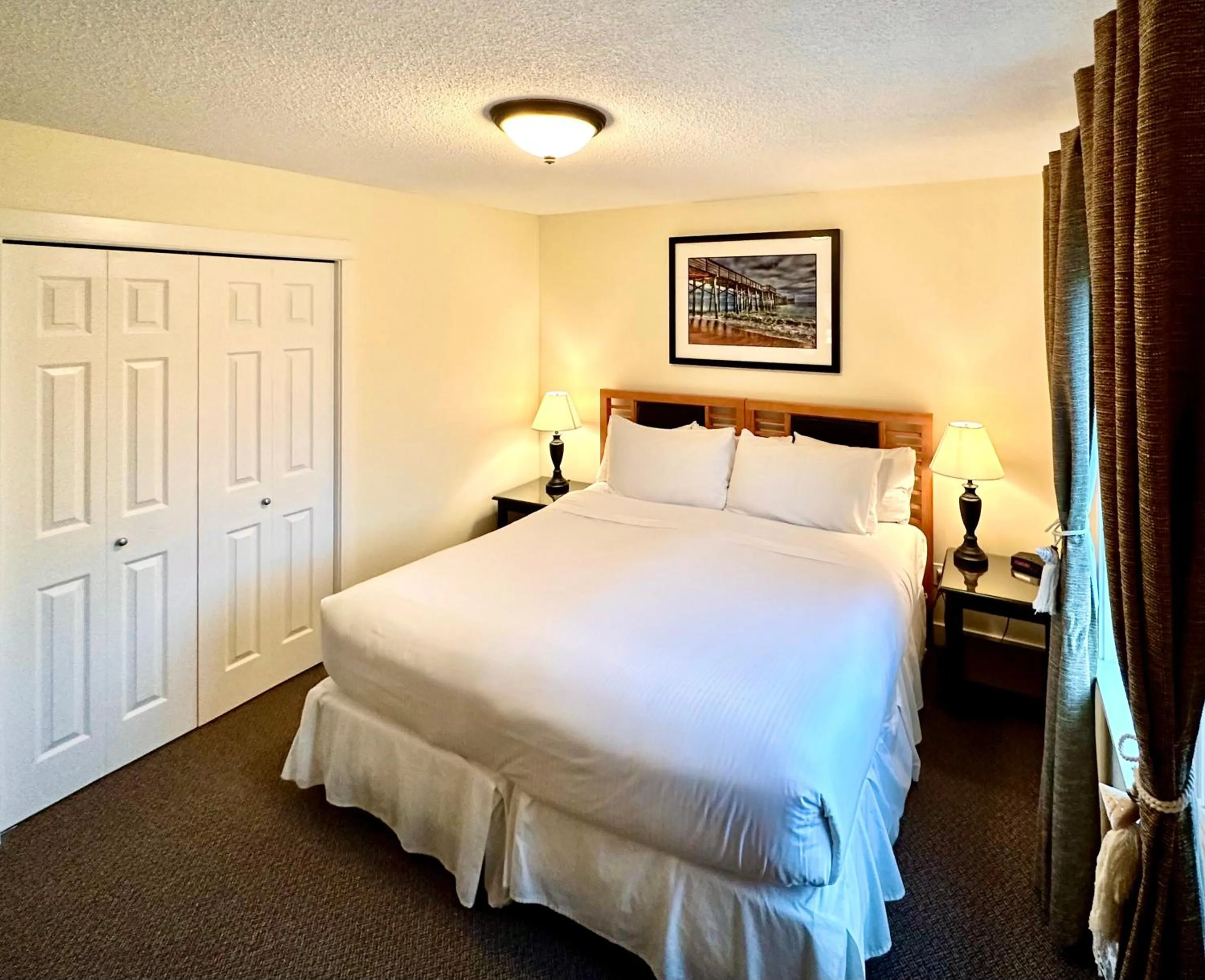 Bed in Bayshore Waterfront Inn