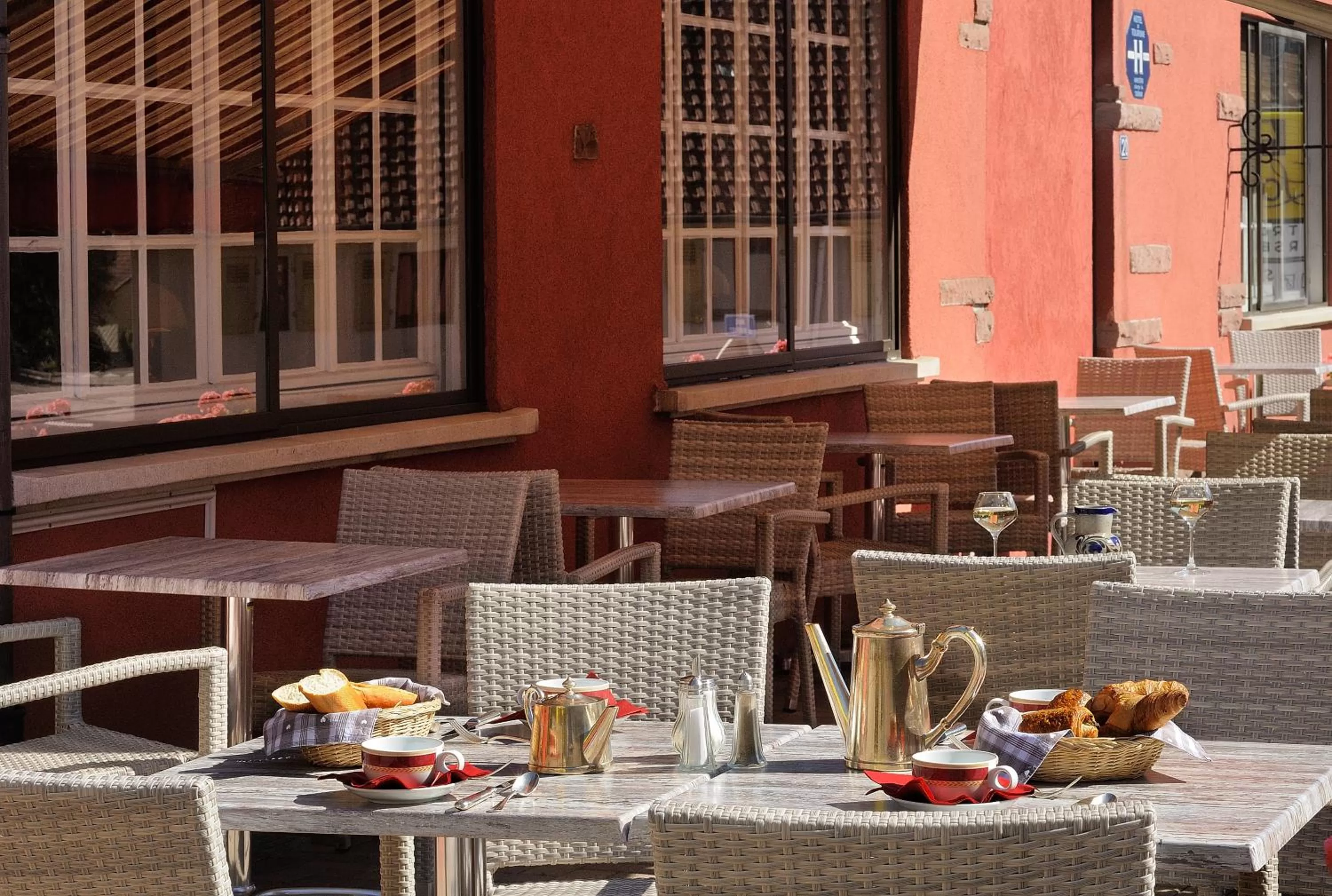 Patio in Logis Hostellerie Motel Au Bois Le Sire