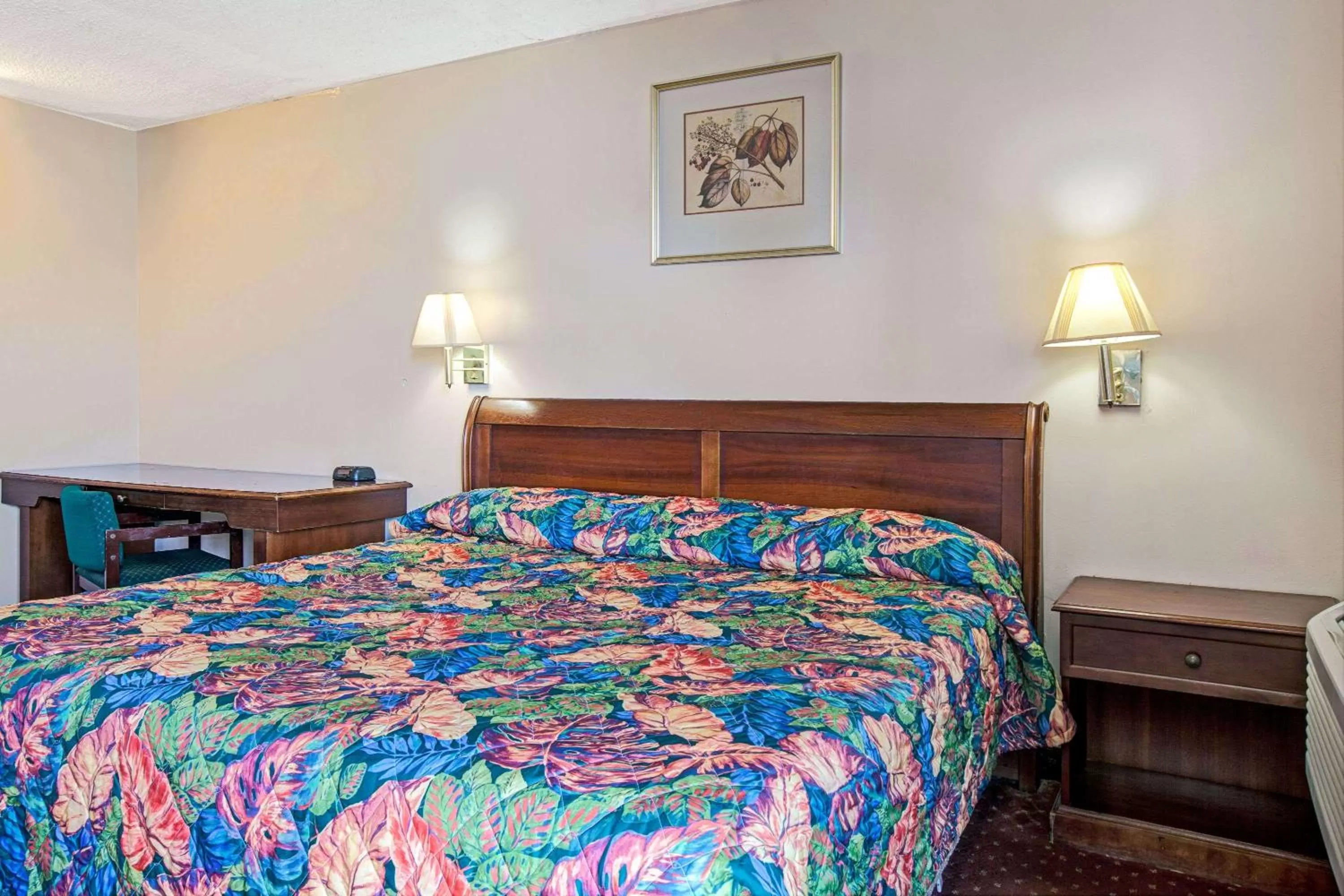 Photo of the whole room, Bed in Knights Inn South Hackensasck