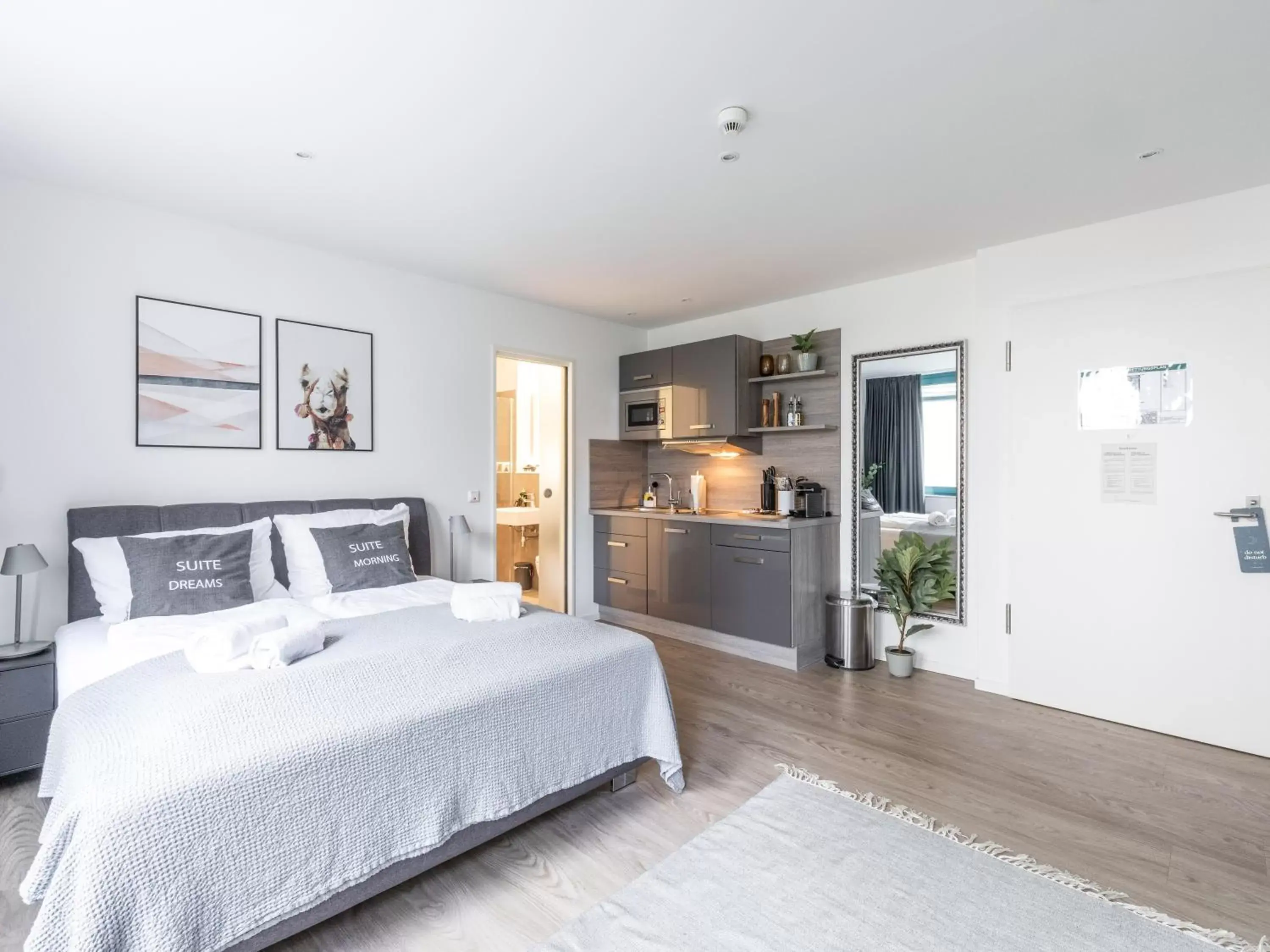 Suite M with Courtyard View in Limehome Köln Friesenplatz - Digital Access Suite M with Courtyard View in Limehome Köln Friesenplatz - Digital Access