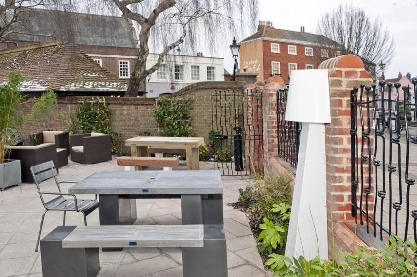 Garden in The King's Head Hotel Wetherspoon