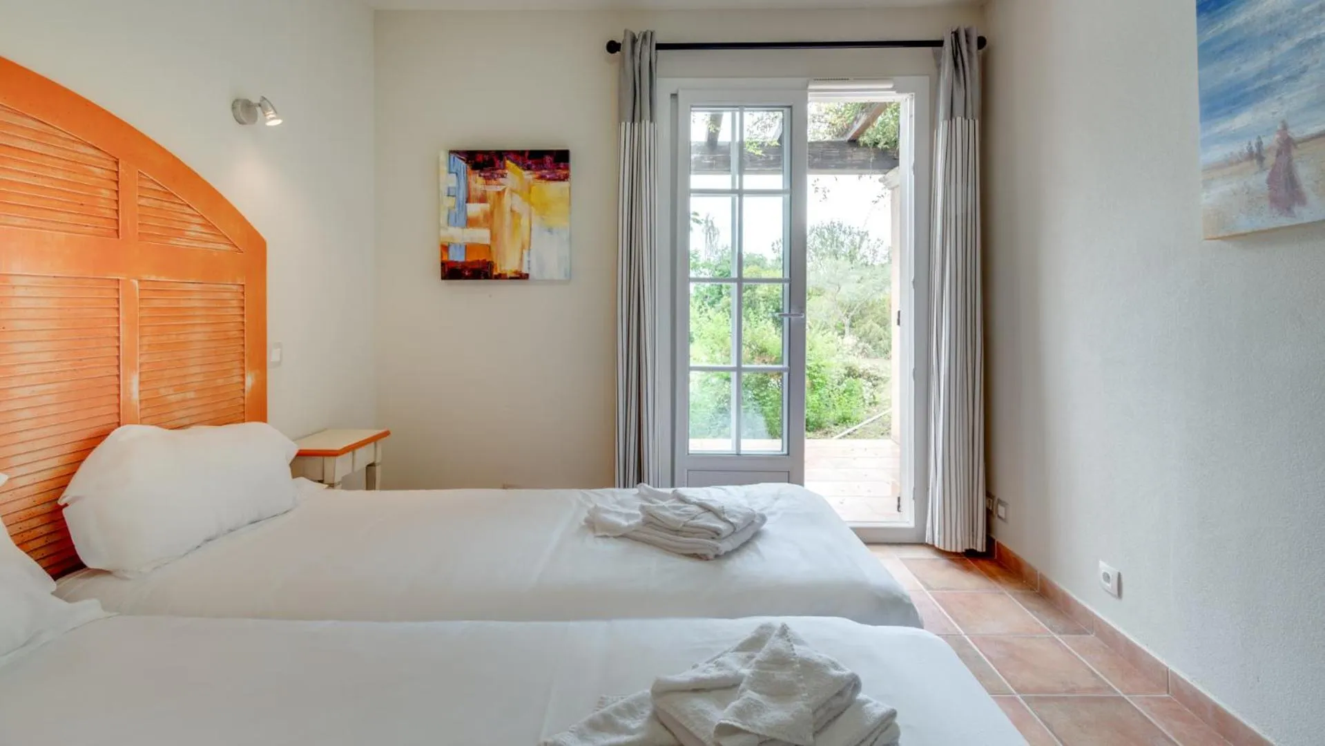 Photo of the whole room, Bed in Vacancéole – Le Domaine de Camiole