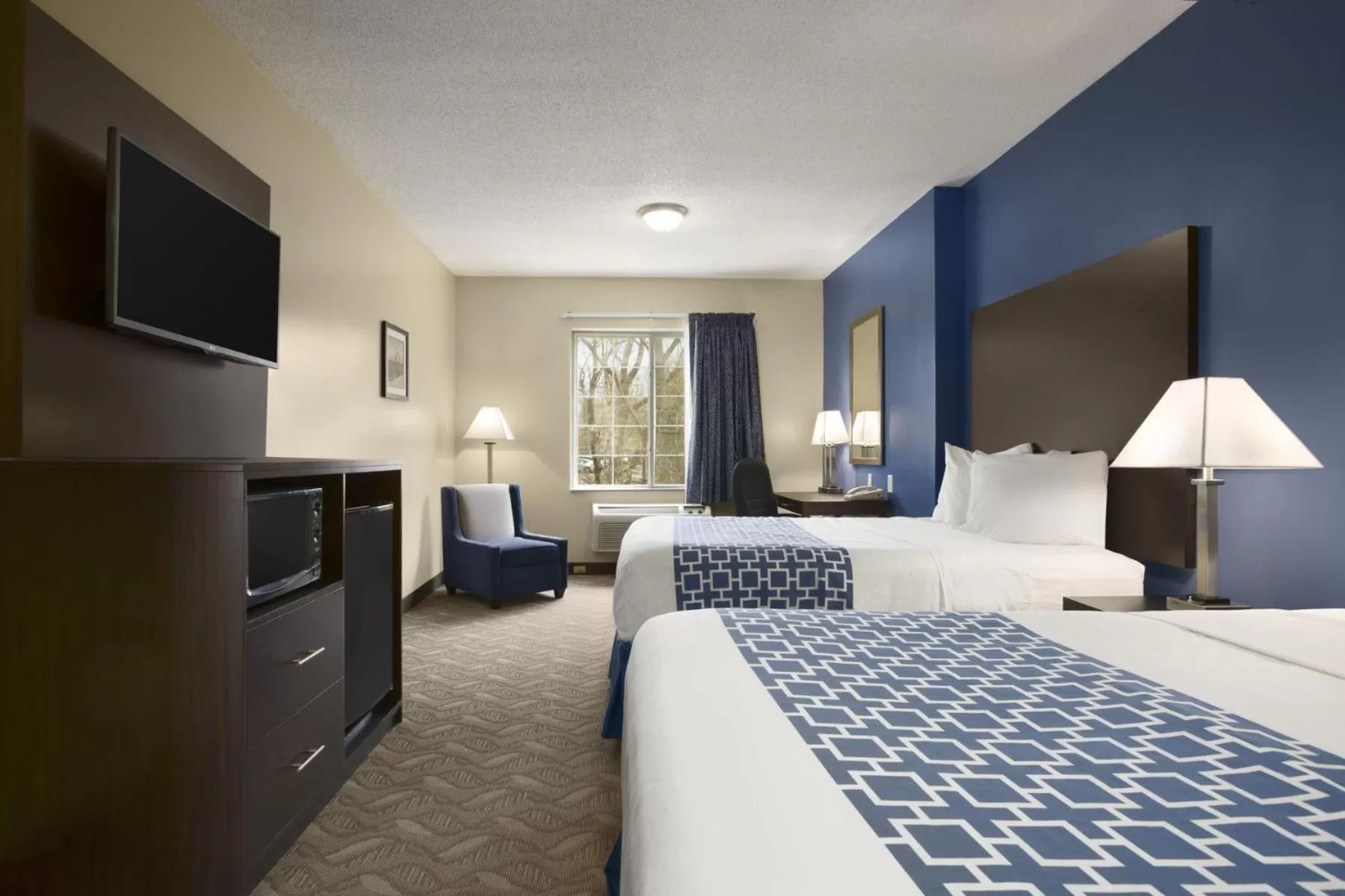 Bedroom, Bed in Days Inn & Suites by Wyndham Cherry Hill - Philadelphia