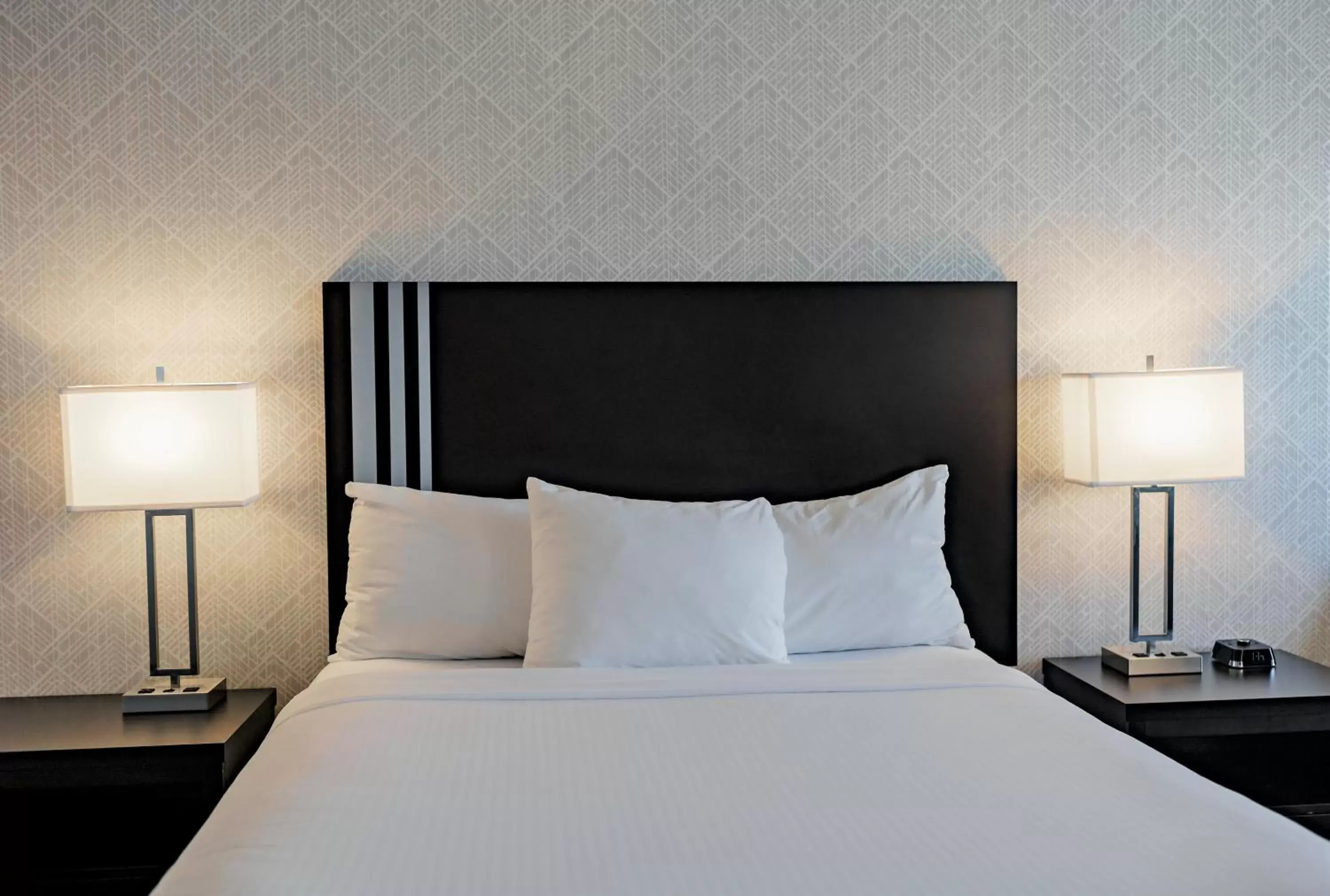 Queen Room - Non-Smoking in Park Inn by Radisson Edmonton Airport Queen Room - Non-Smoking in Park Inn by Radisson Edmonton Airport