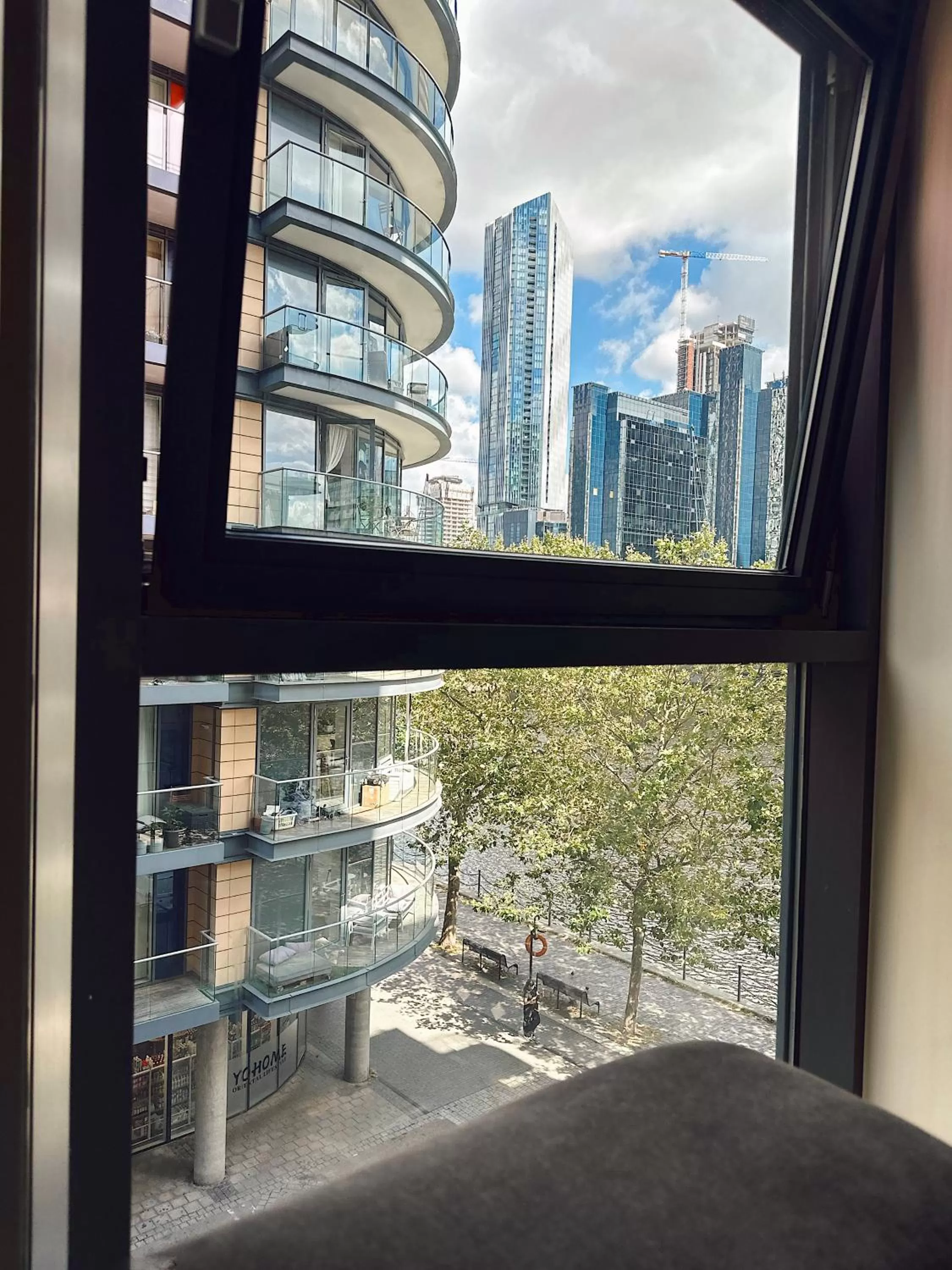 Day in Canary Wharf - Luxury Apartments