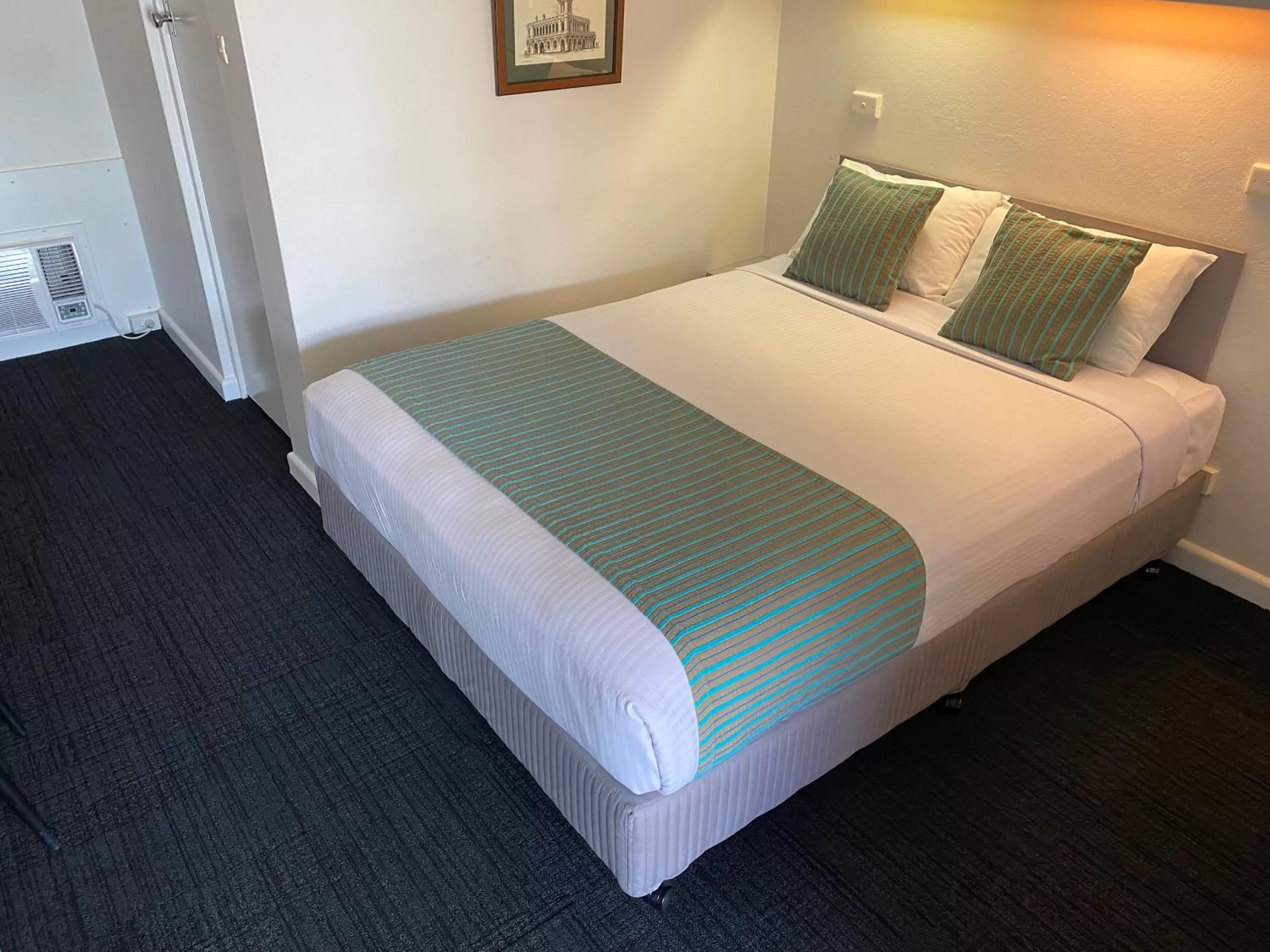 Bed in Ben Hall Motor Inn