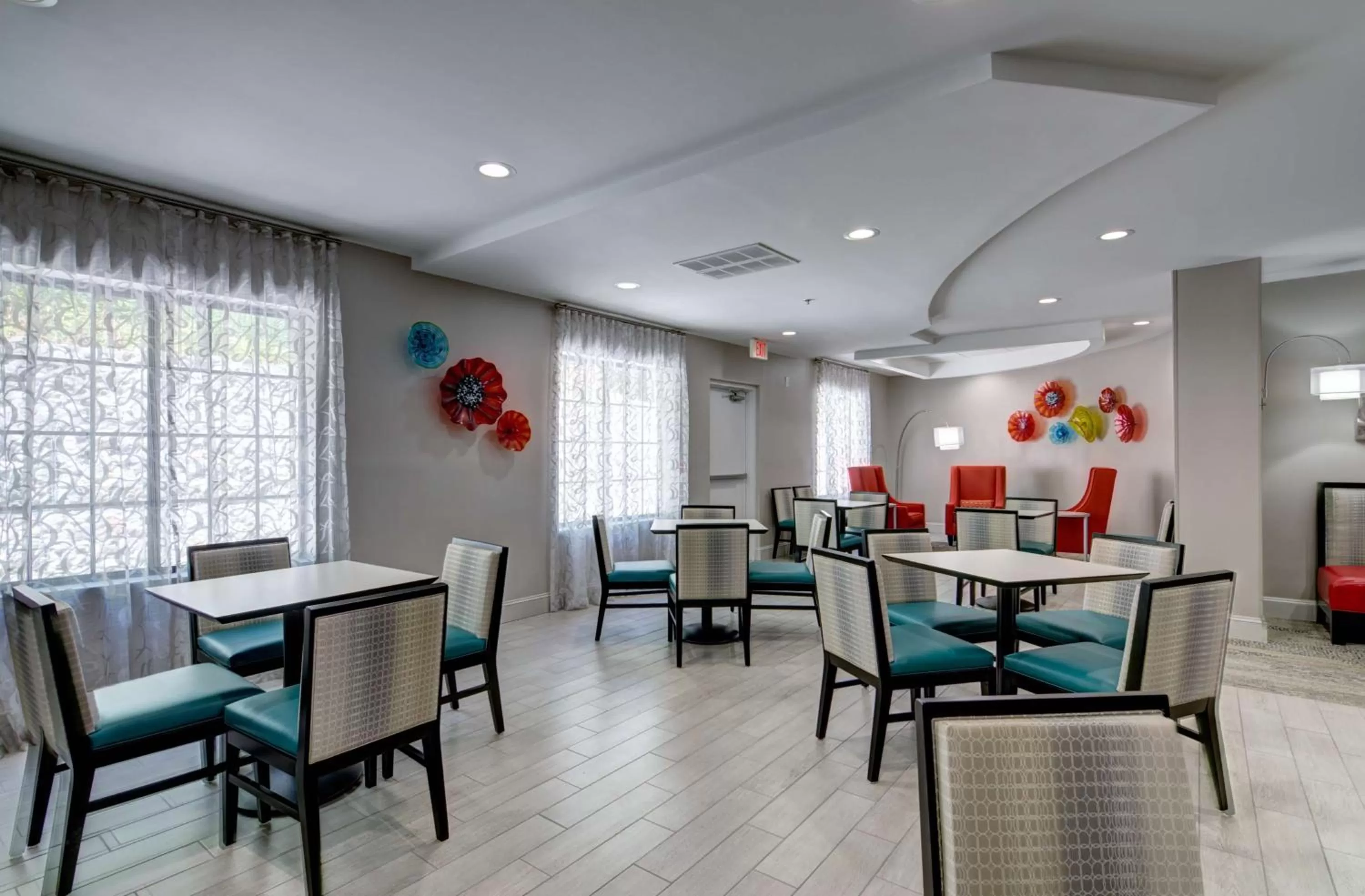 Dining area in Hampton Inn Salem