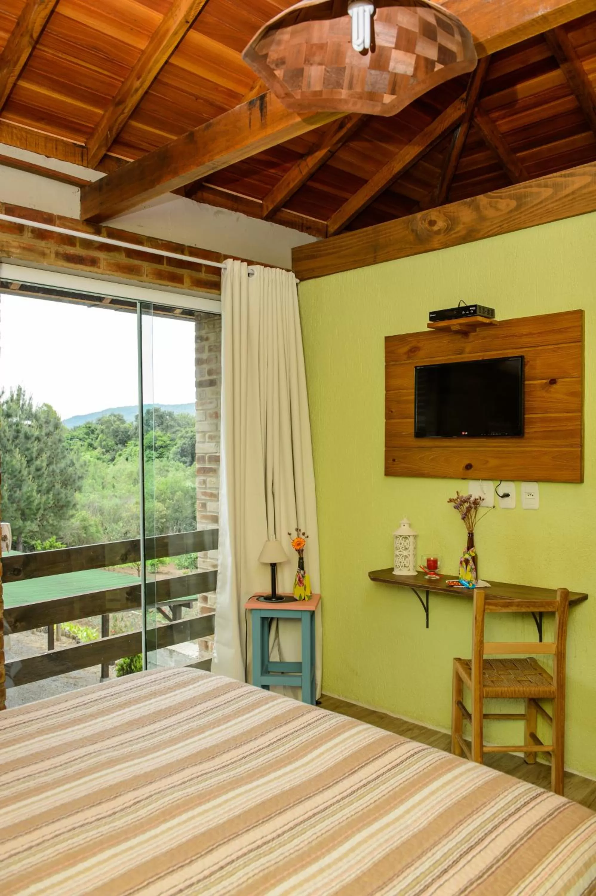 Day, TV/Entertainment Center in Bina's Haus Pousada, Cafeteria e Atelier