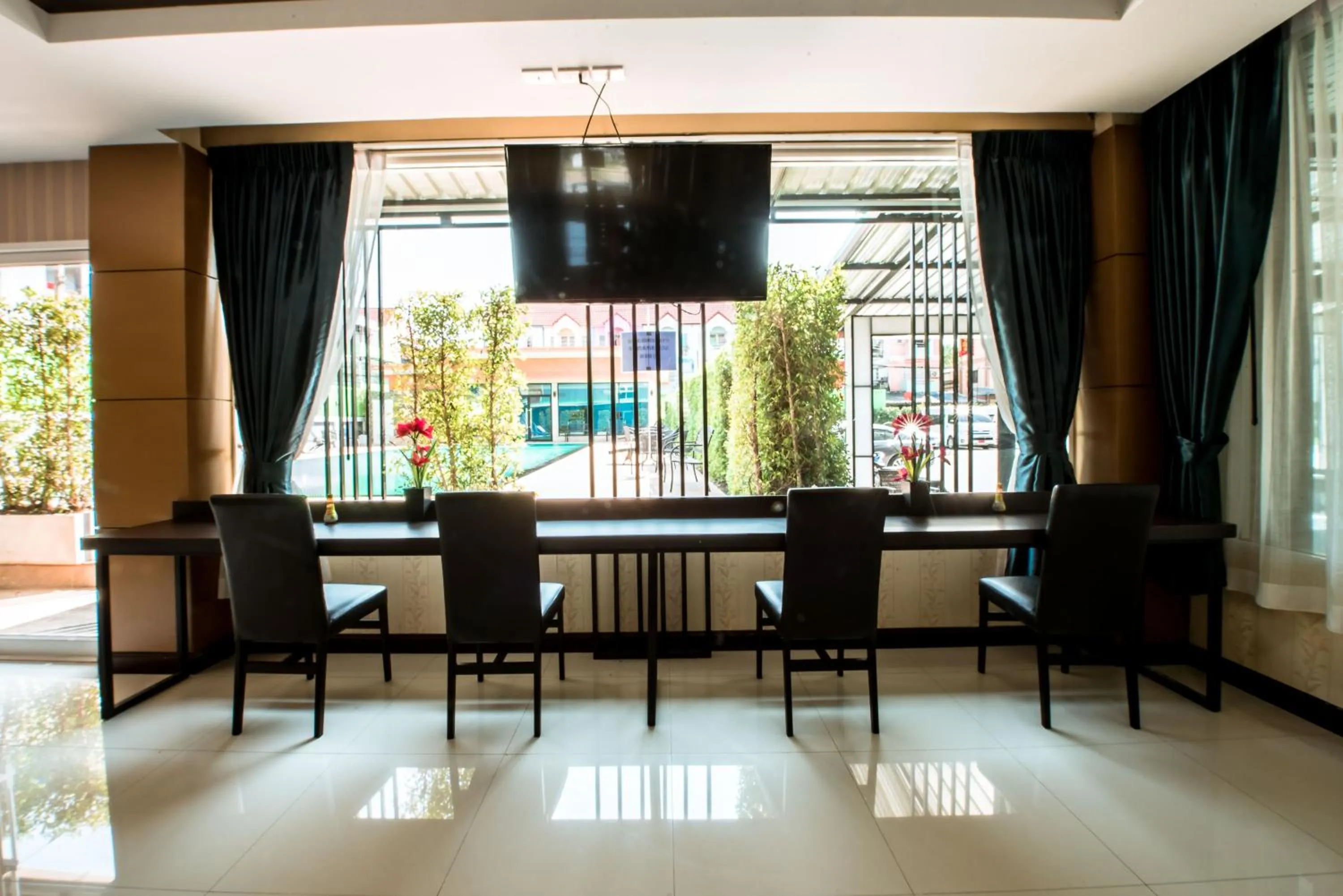 Restaurant/places to eat in Blue Sky Residence Airport