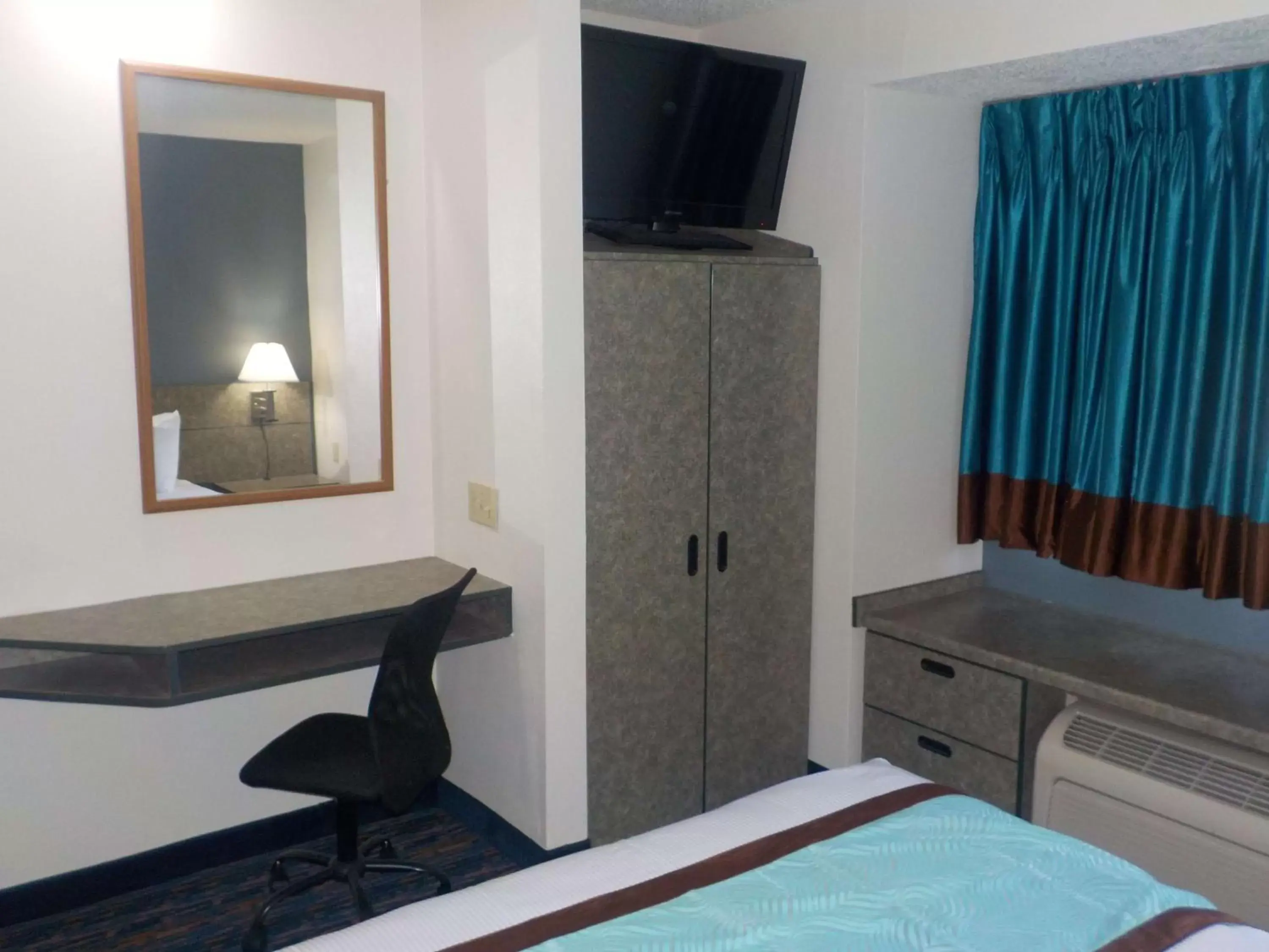 Queen Room with mobility Accessible Tub in SureStay Hotel by Best Western Marienville Queen Room with mobility Accessible Tub in SureStay Hotel by Best Western Marienville