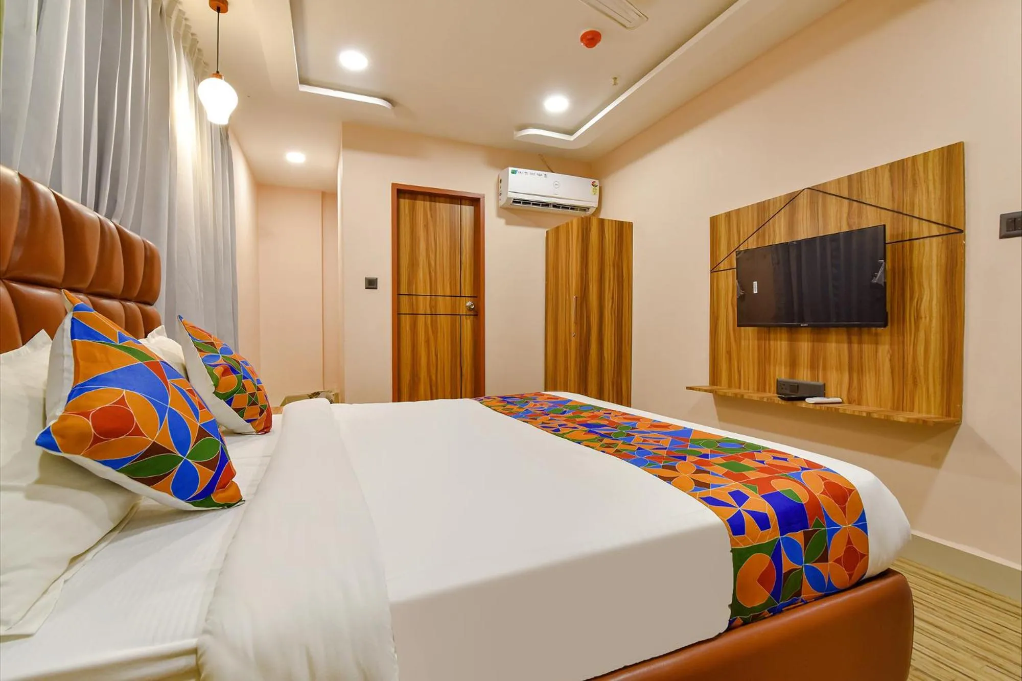 Communal lounge/ TV room, Bed in FabHotel The Palace