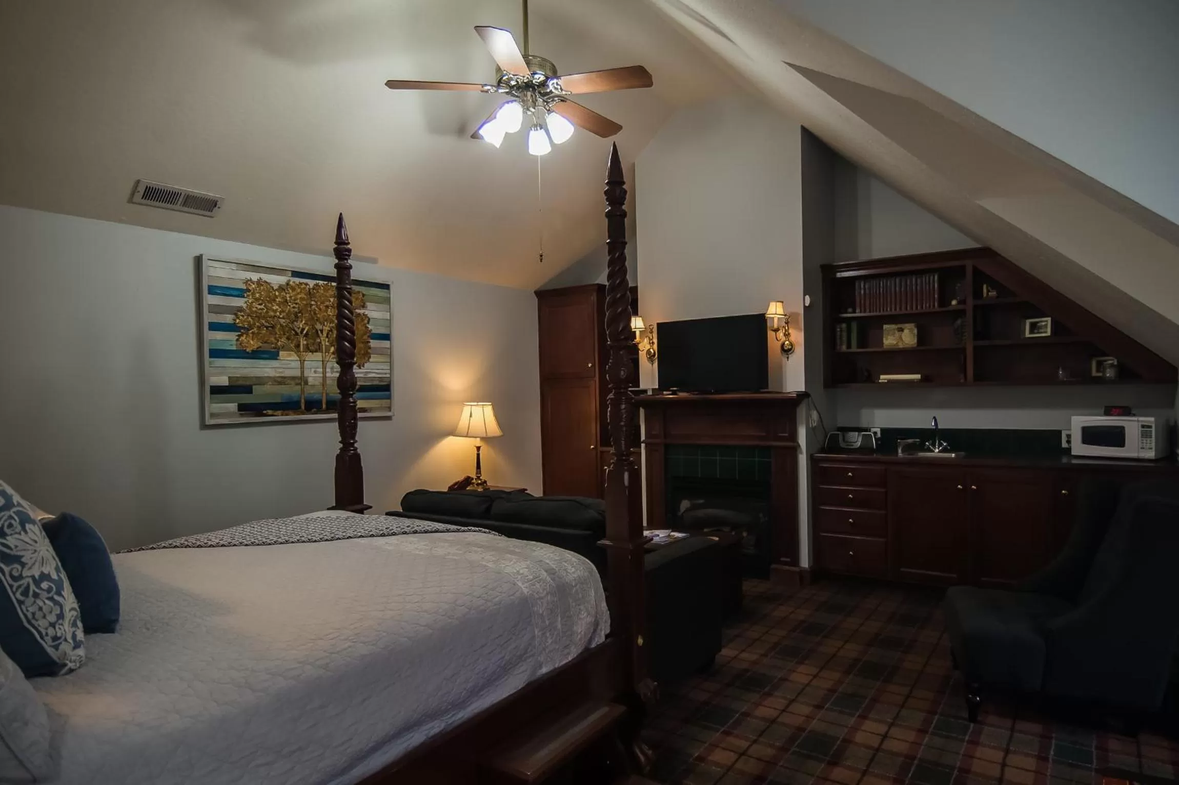 Bed in The Campbell House Inn