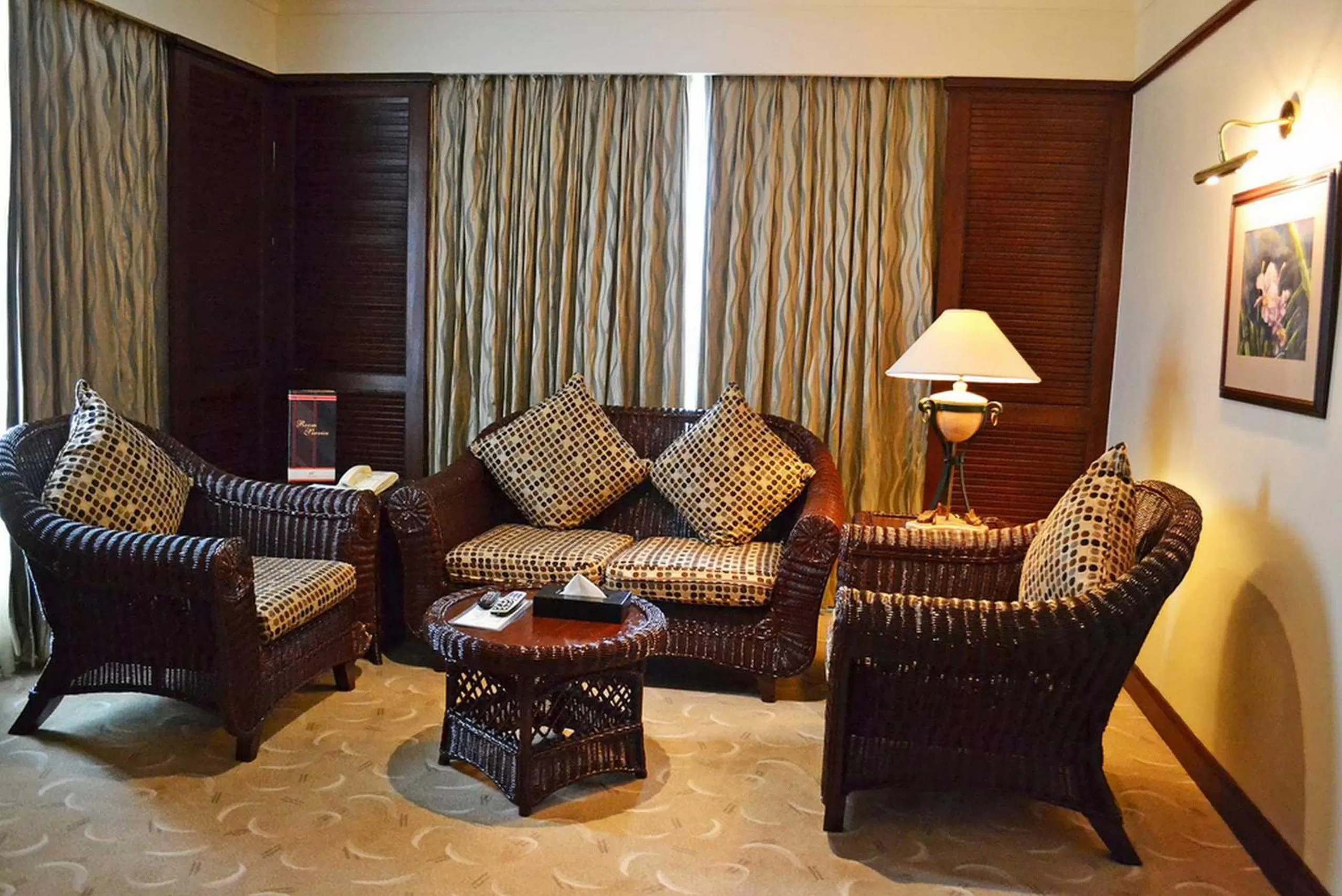 Living room in Waterfront Airport Hotel and Casino