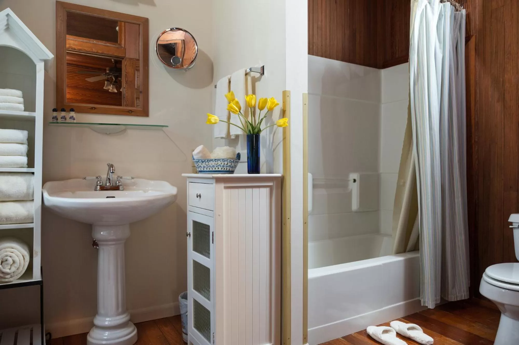 Bathroom in Magnolia Springs Bed and Breakfast