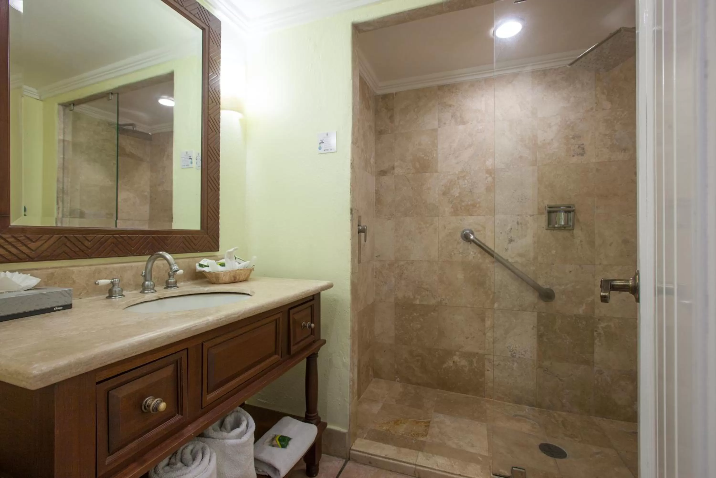 Shower in Royal Villas Resort