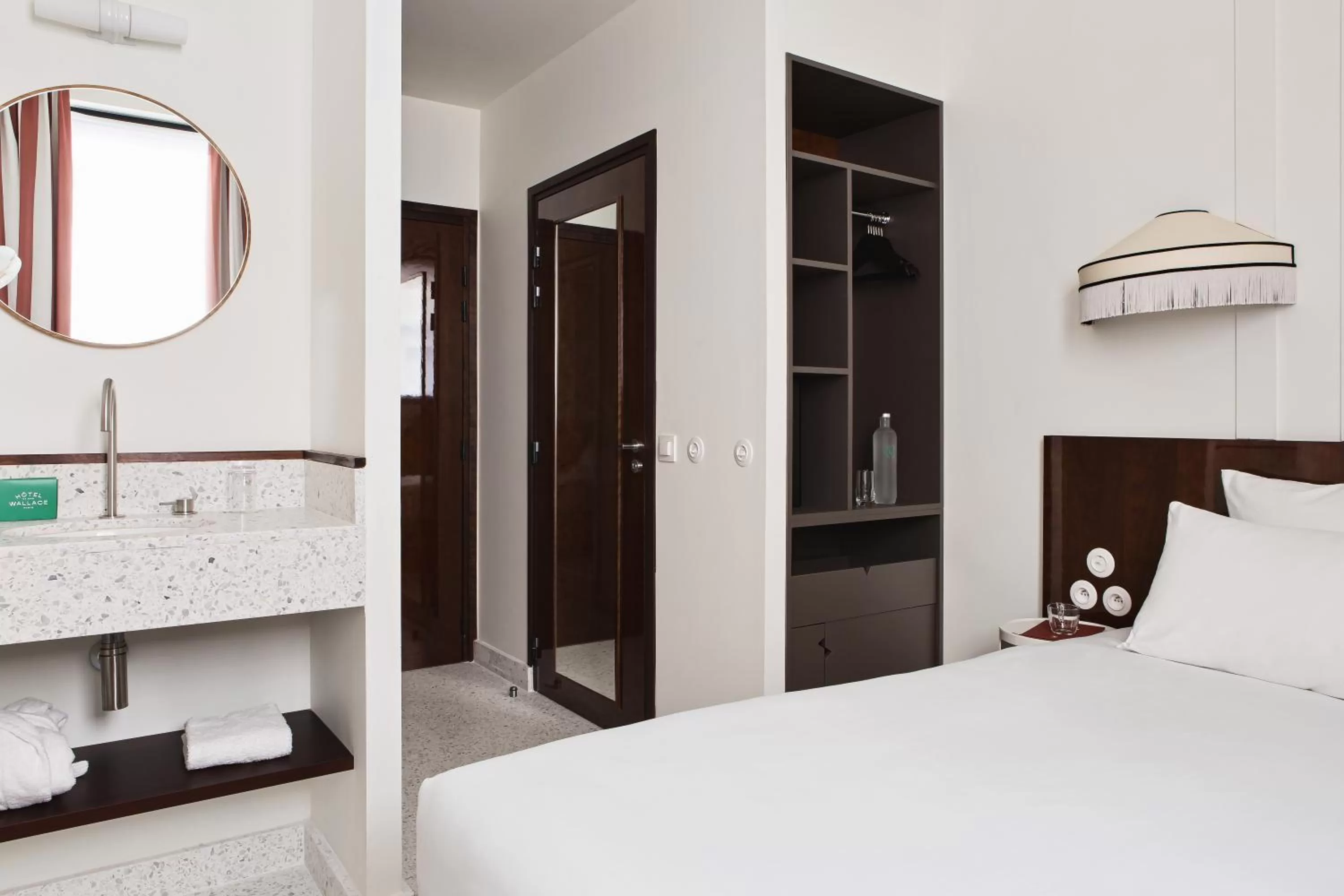 Shower, Bed in Hôtel Wallace Paris, a Member of Design Hotels