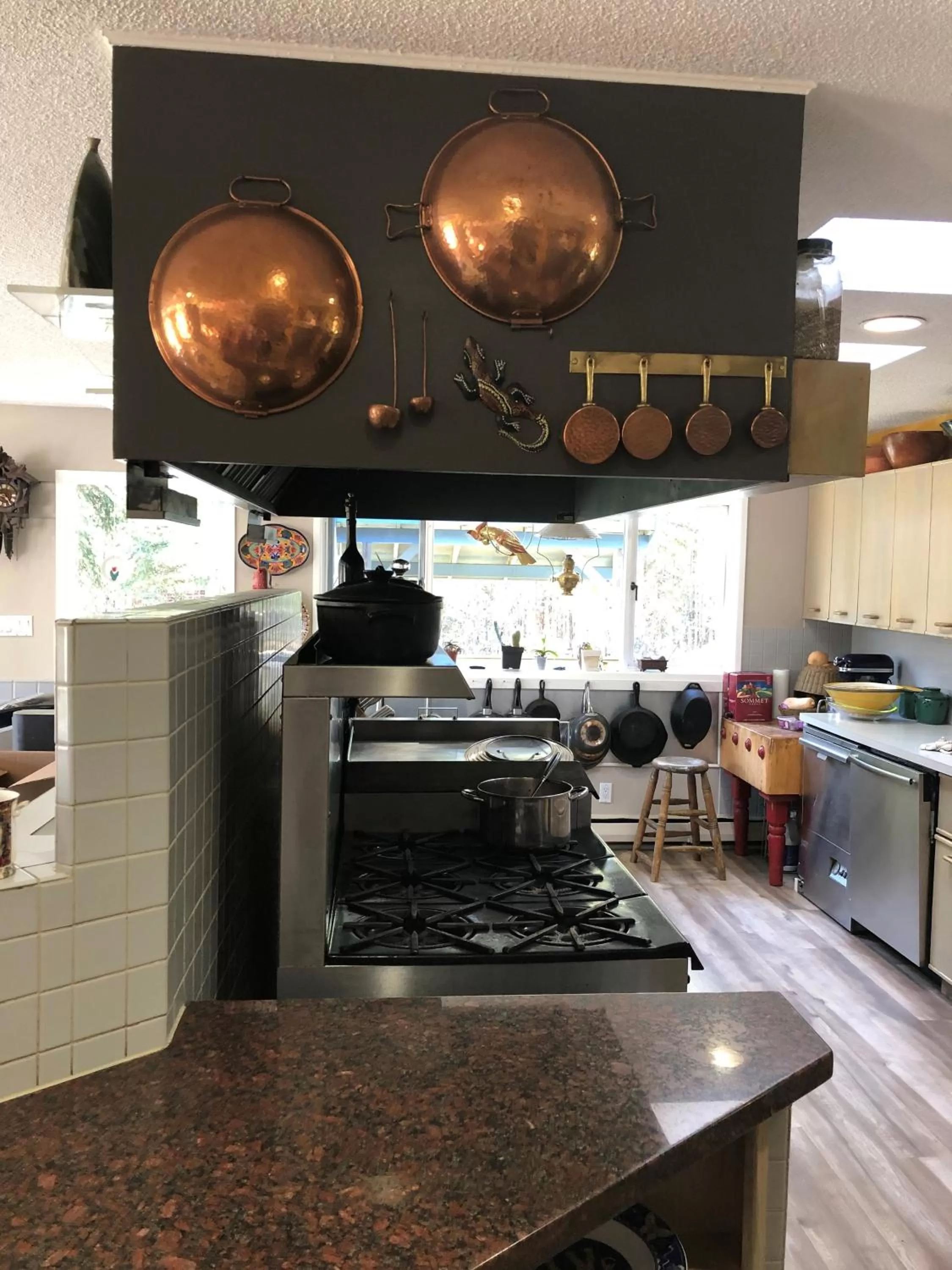 Communal kitchen in Hidden Valley Bed and Breakfast