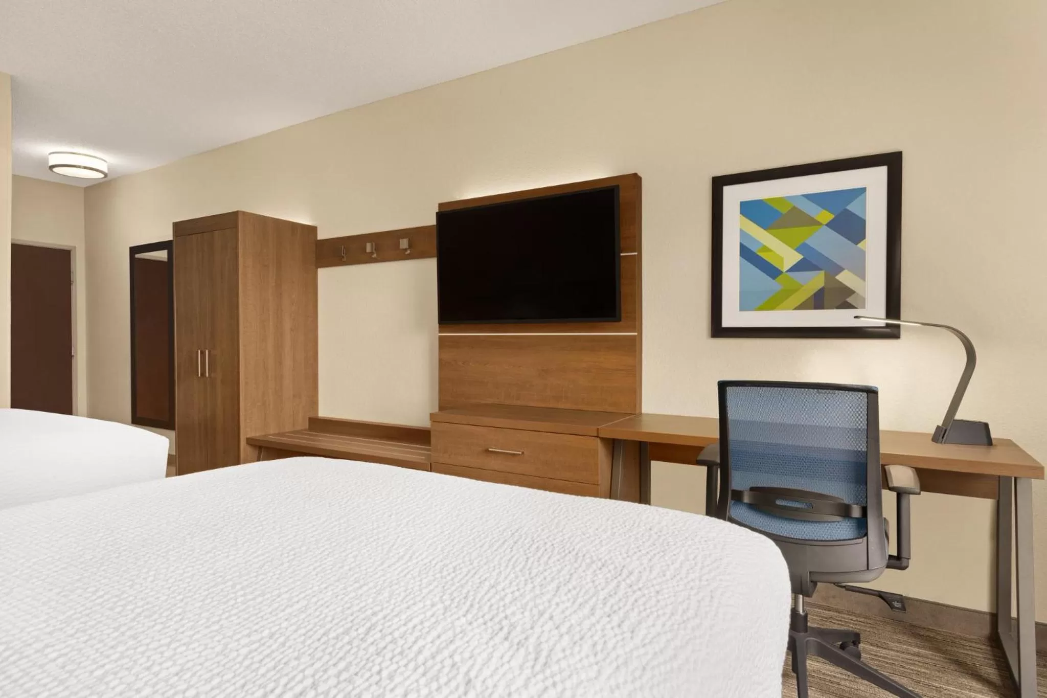 Photo of the whole room, Bed in Holiday Inn Express Hotel and Suites Akron South-Airport Area by IHG