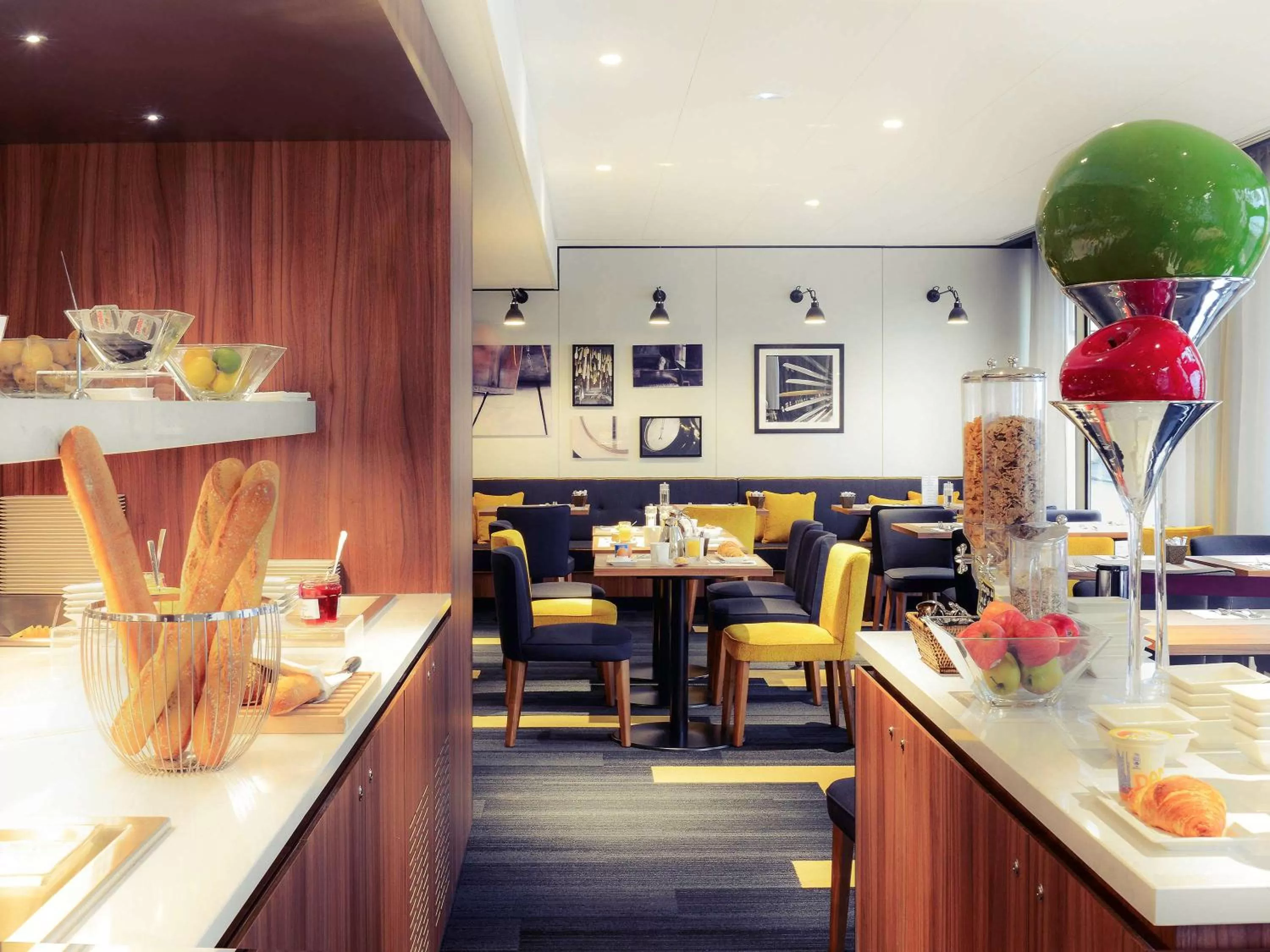 Restaurant/places to eat in Mercure Caen Centre Port De Plaisance