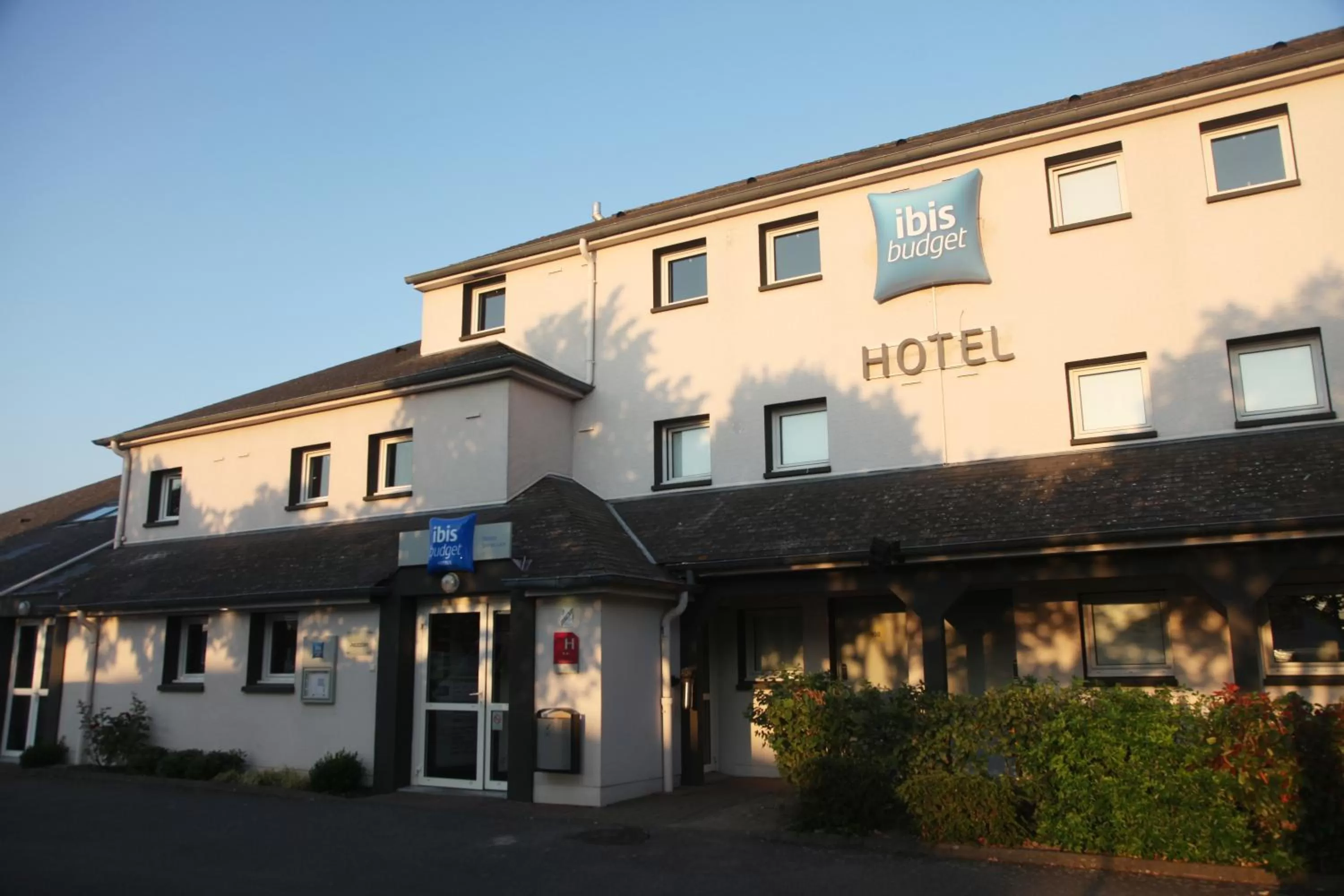 Facade/entrance in ibis budget Nantes Sainte Luce - Hôtel Rénové