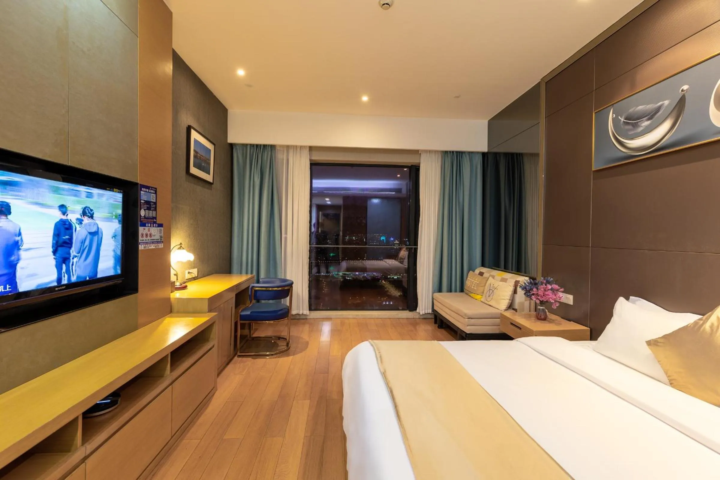 Communal lounge/ TV room, Bed in Guangzhou Xing Yi International Apartment - Poly World Branch