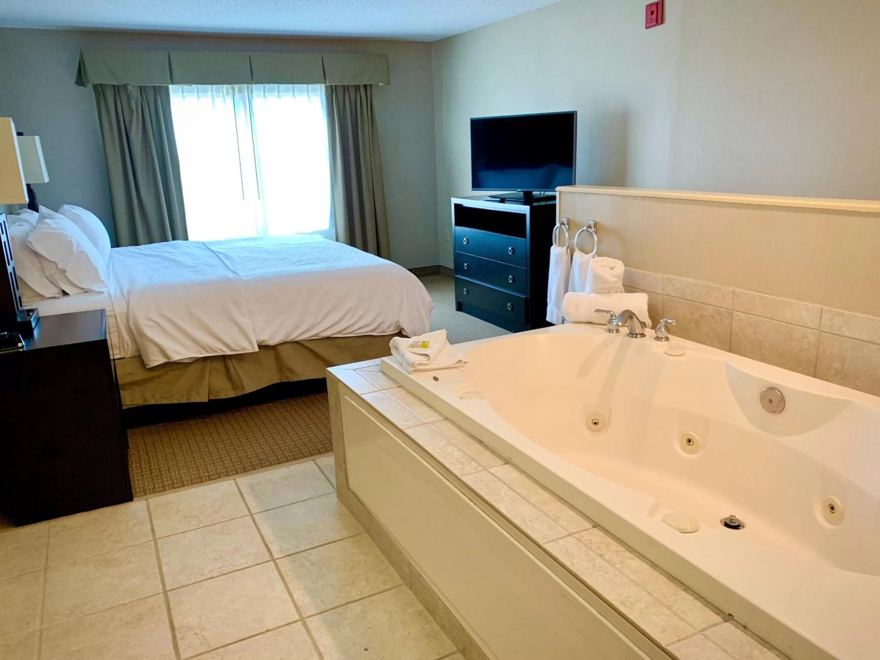 Photo of the whole room, Bed in Holiday Inn Express & Suites - Olathe North by IHG