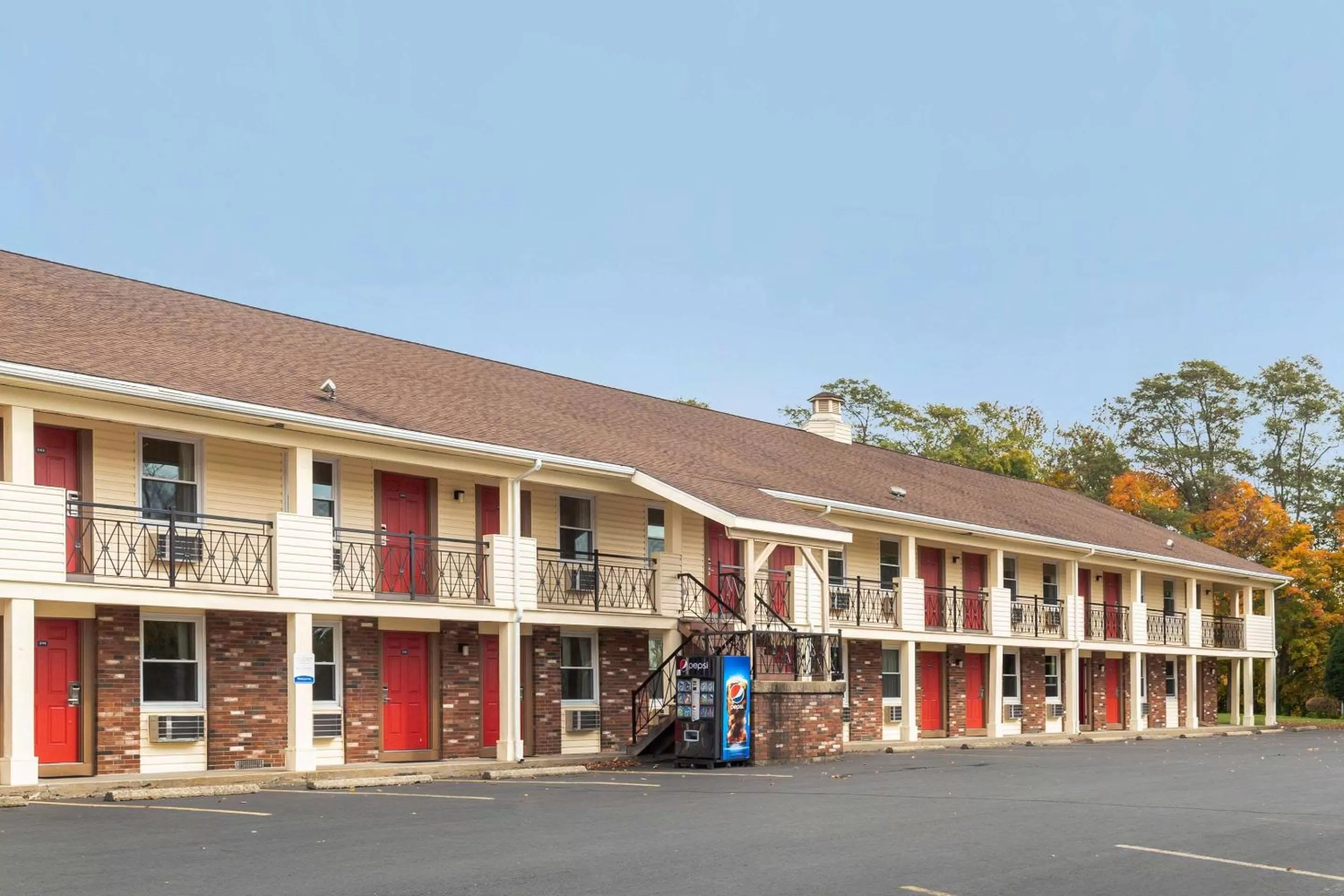 Property building in Econo Lodge Sturbridge Route 20