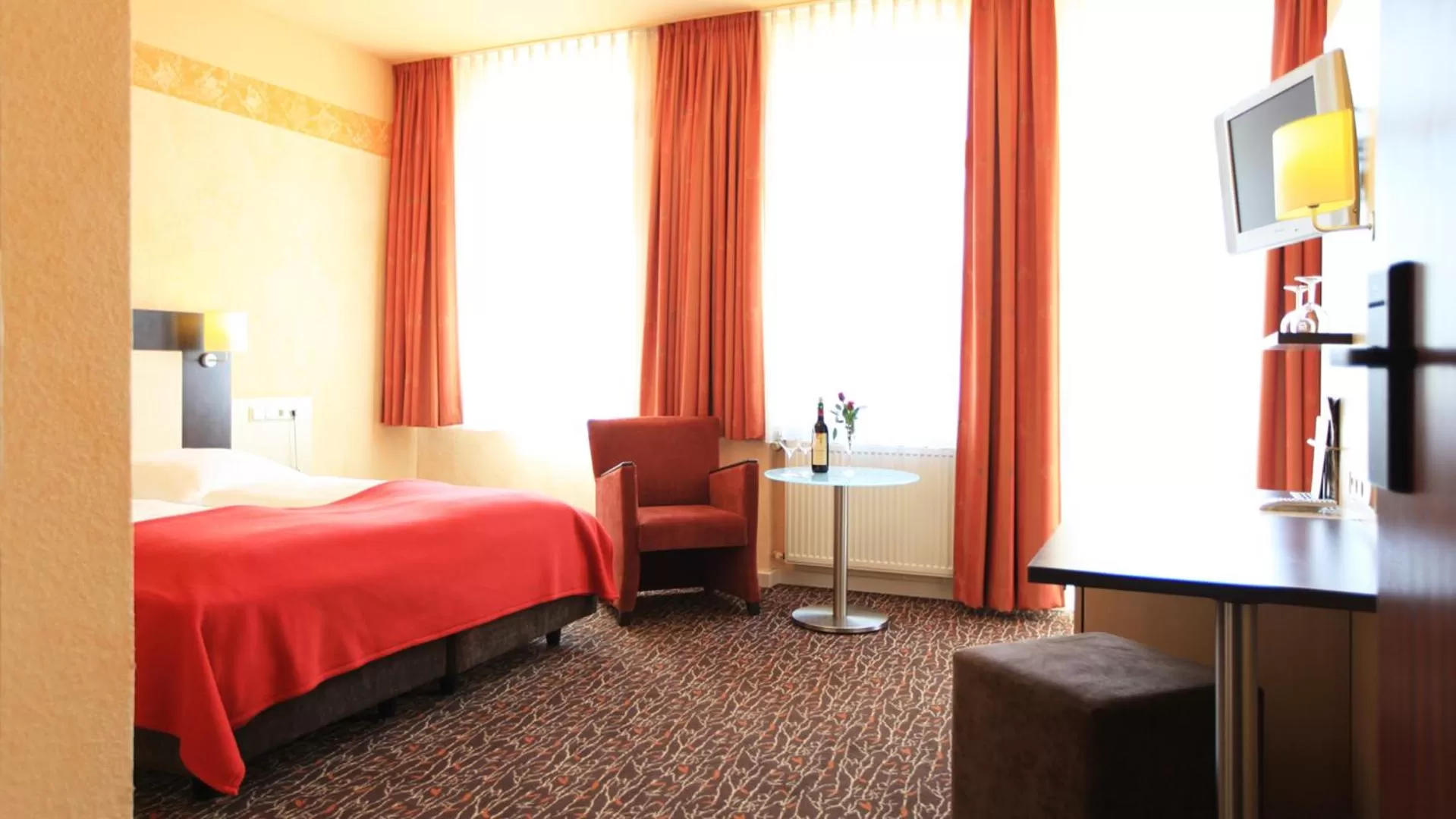 Photo of the whole room, Bed in Adesso Hotel Kassel