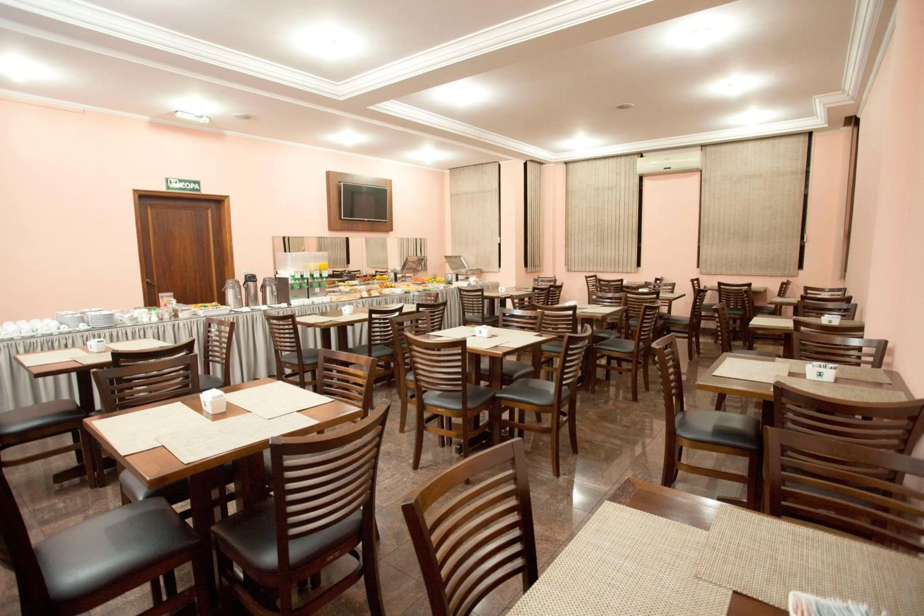 Buffet breakfast, Restaurant/Places to Eat in Indaiá Hotel Residence