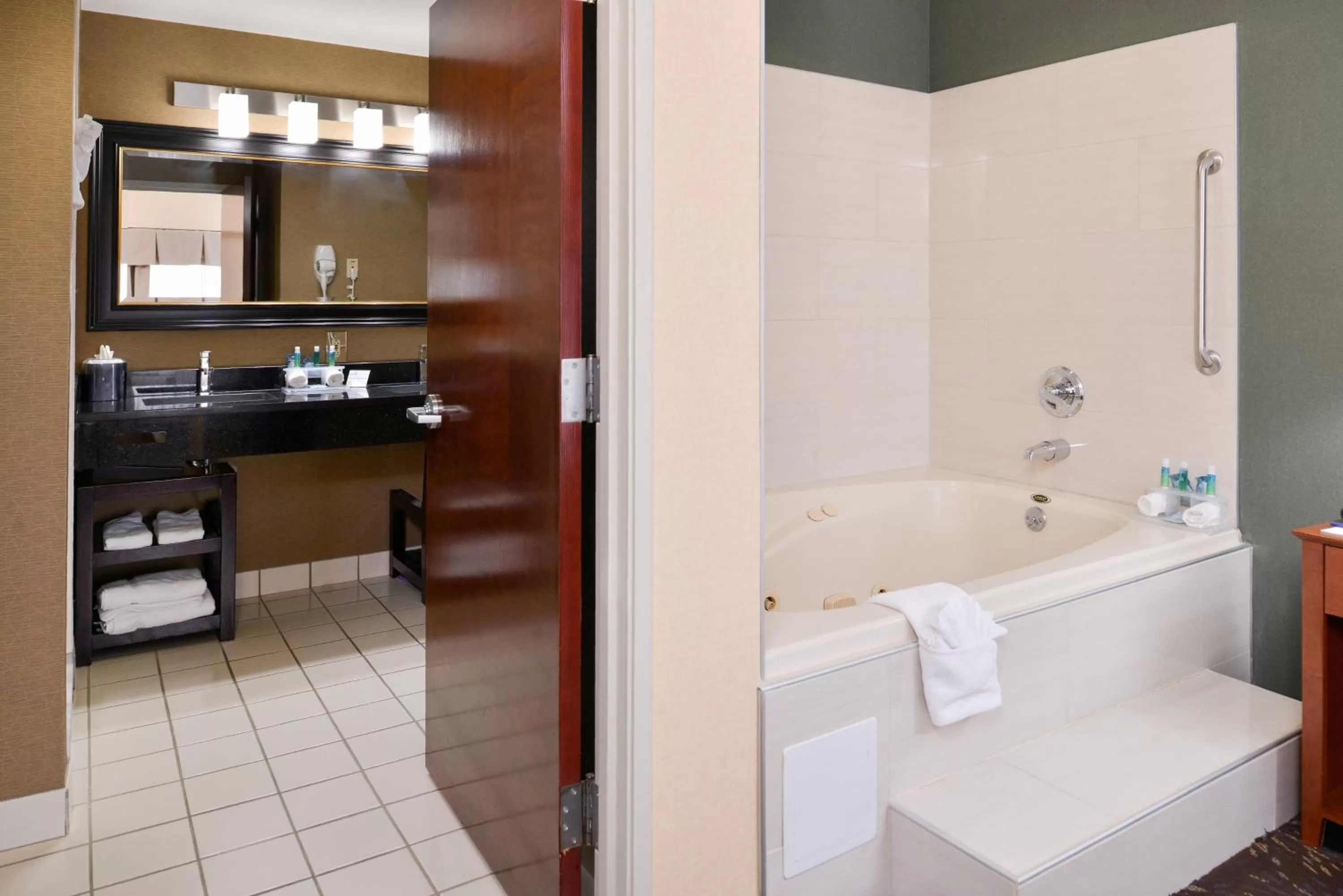 King Room with Whirlpool and Flat Screen - Non-Smoking in Holiday Inn Express Hotel & Suites West Chester by IHG