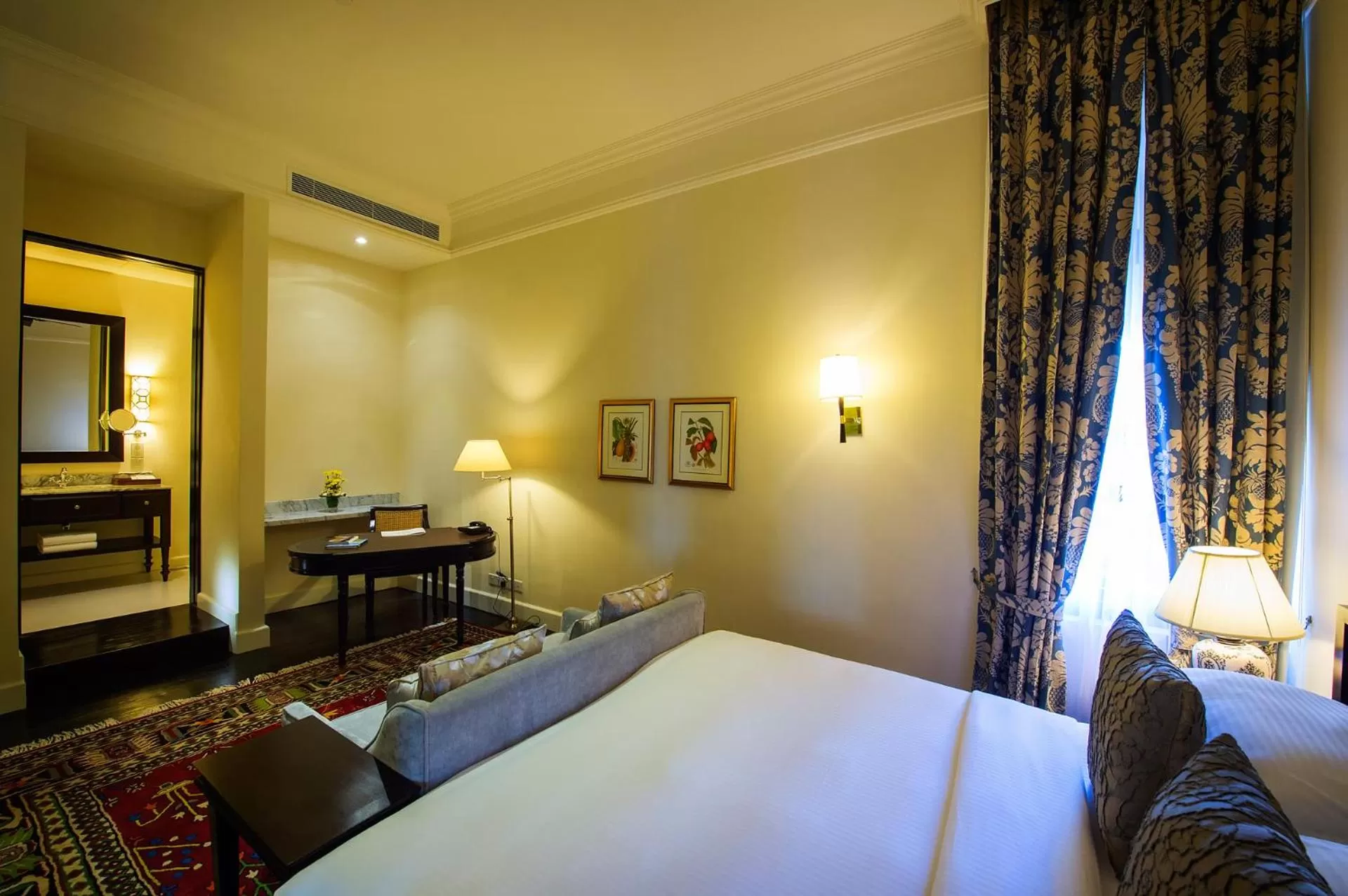 Photo of the whole room, Bed in Galle Face Hotel