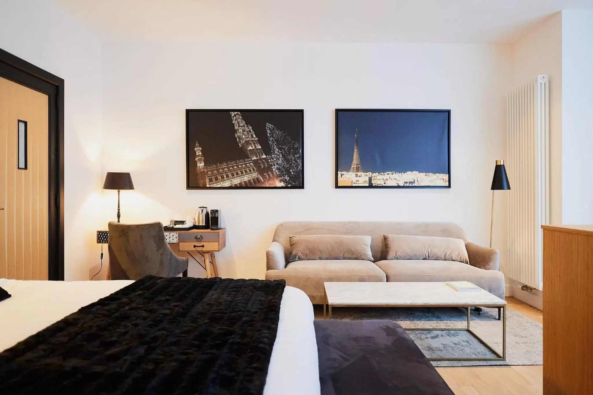 Seating area, TV/Entertainment Center in B&B Suites 124