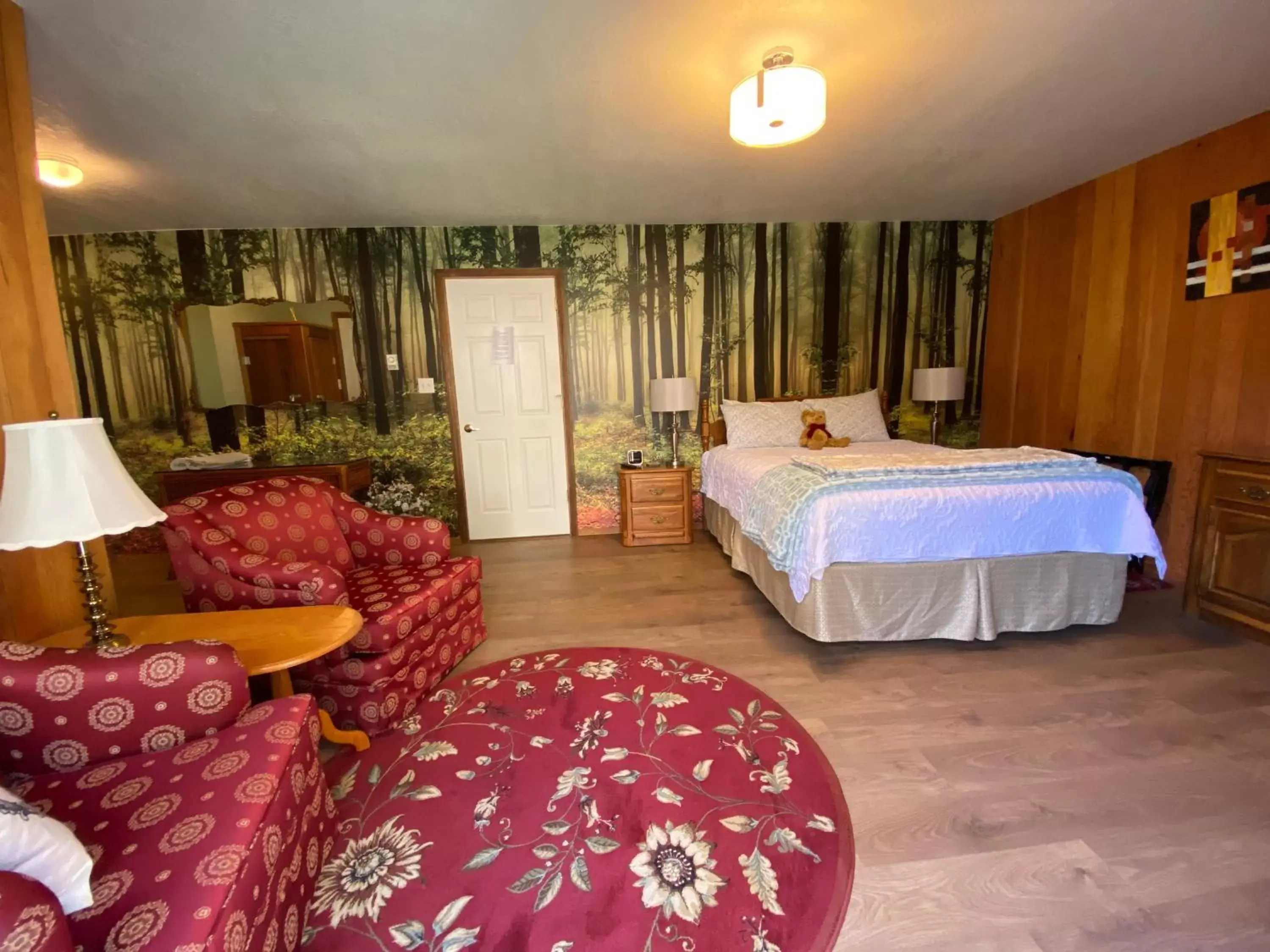 Queen Room with Garden View - single occupancy in Crown House B&B Queen Room with Garden View - single occupancy in Crown House B&B