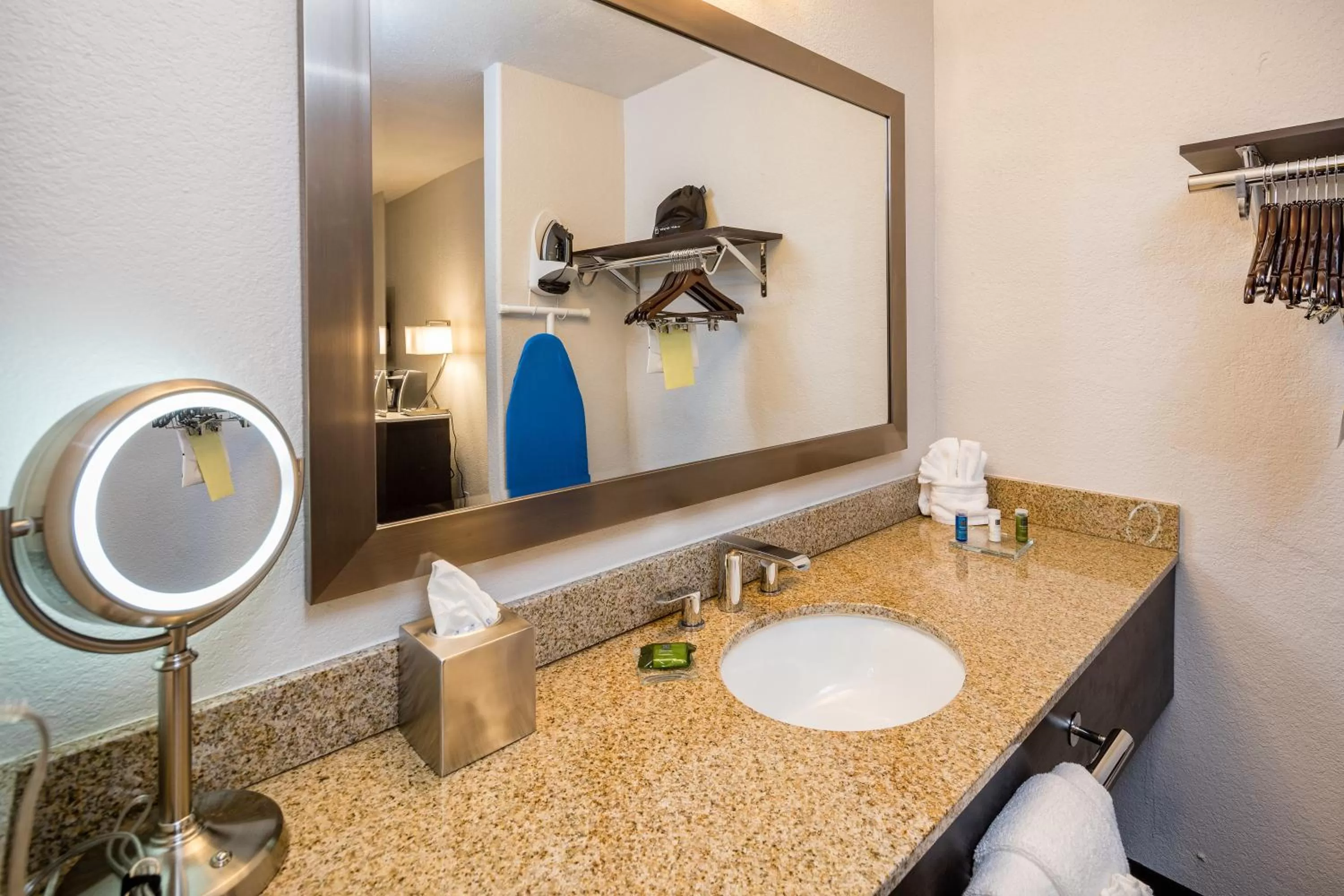 Bathroom in Radisson Hotel Oakland Airport