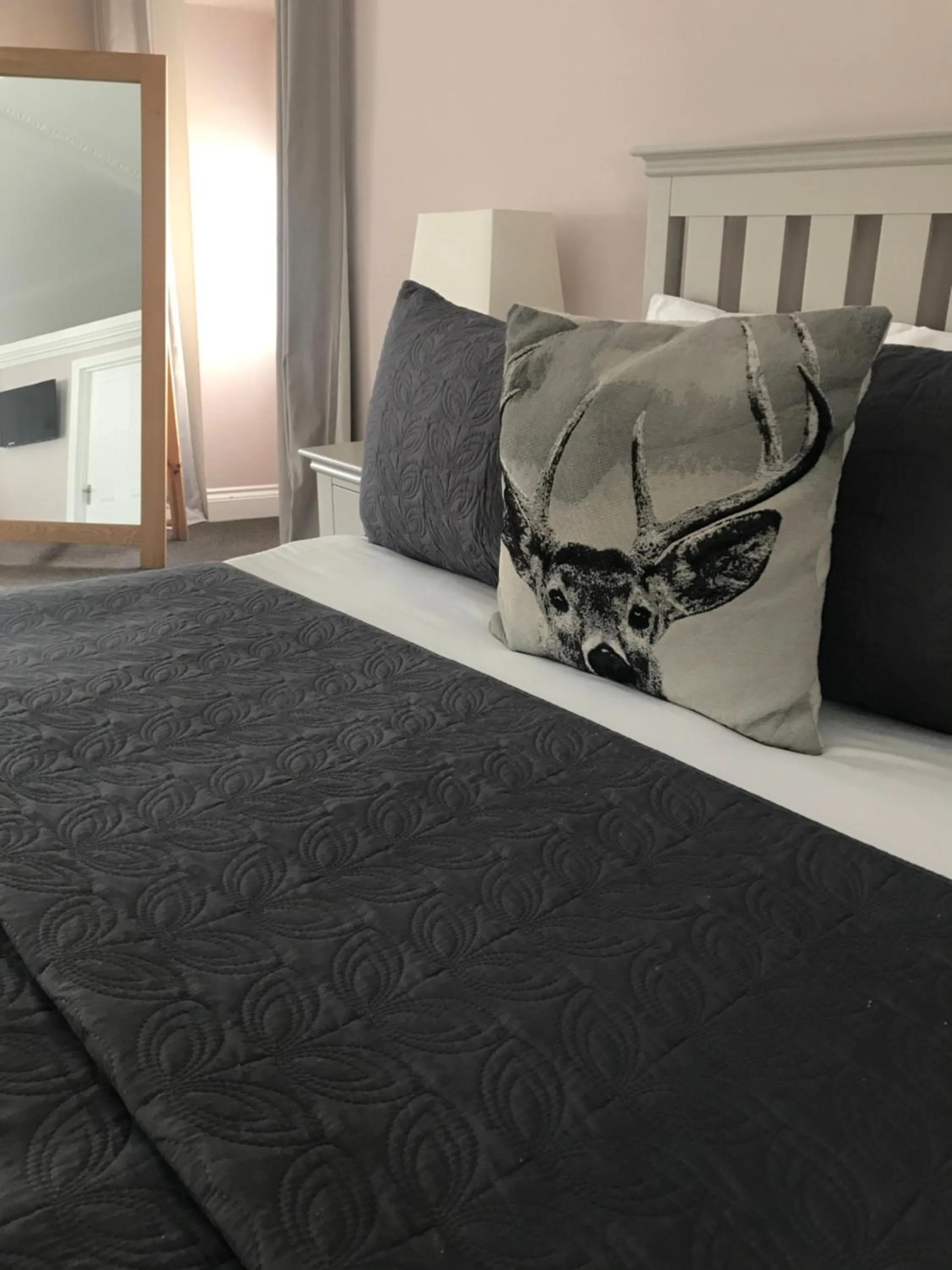 Bed in Queenshead Hotel Kelso