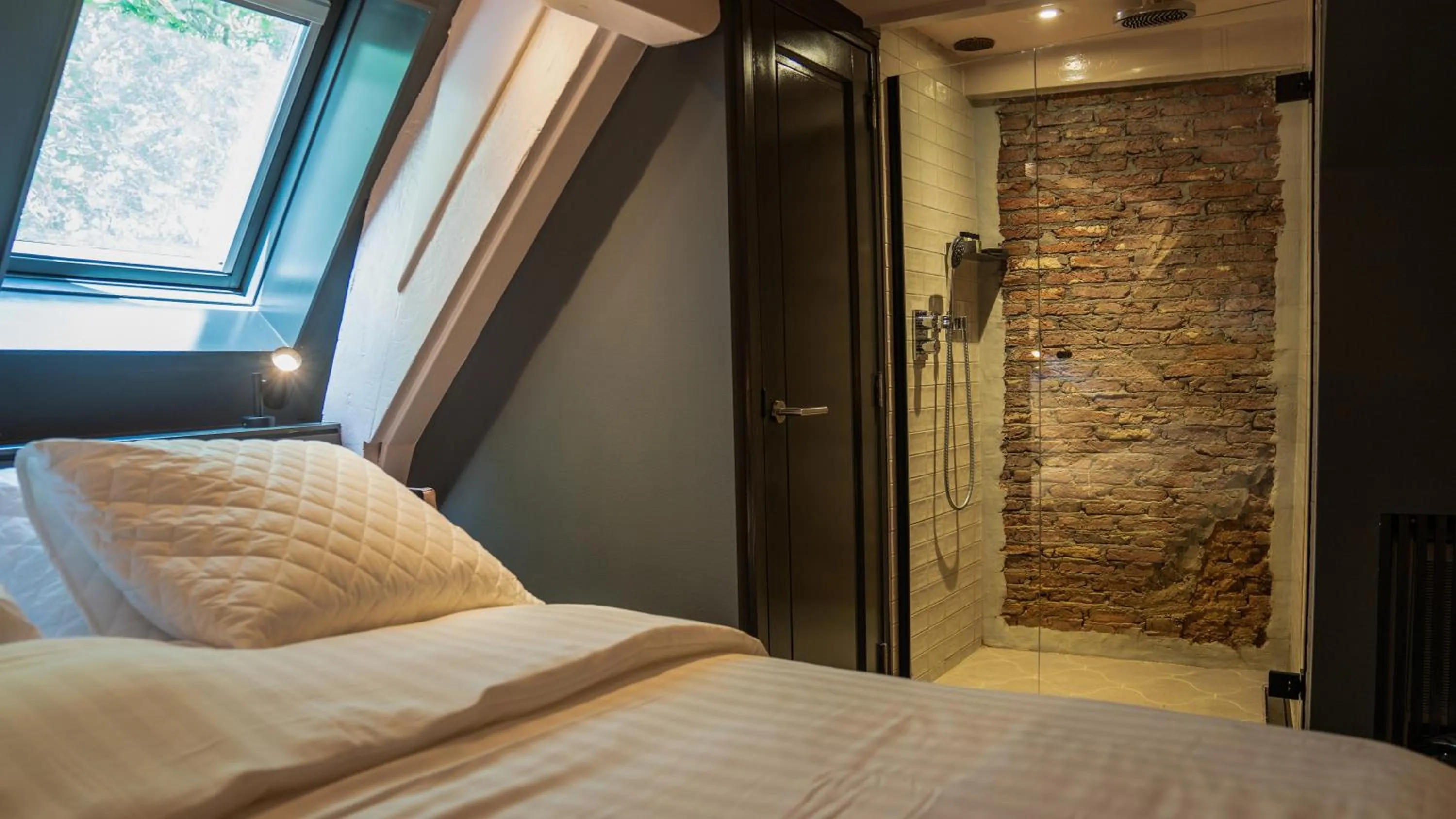 Shower, Bed in Hotel Frank since 1666