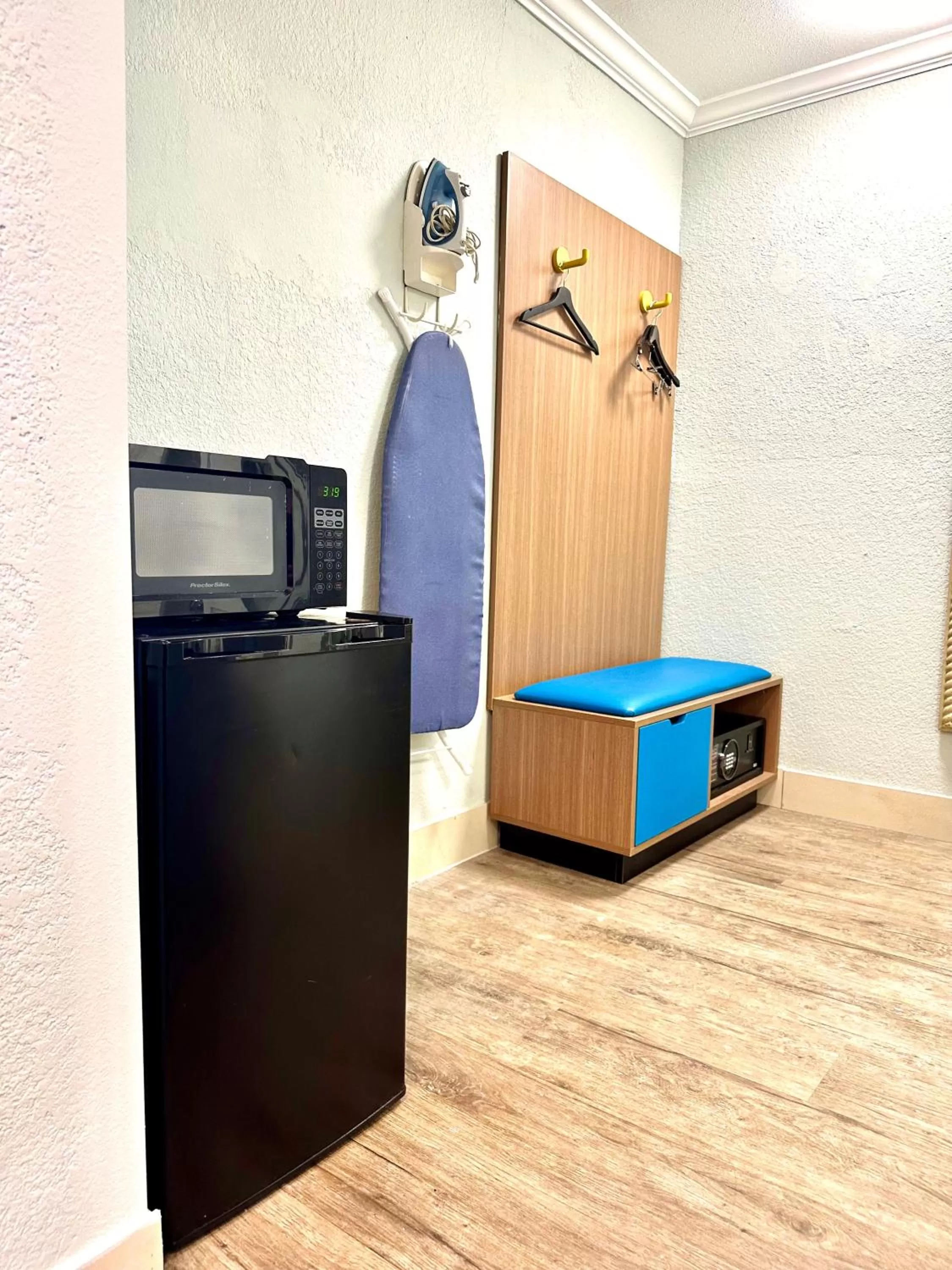 wardrobe in Days Inn by Wyndham Pensacola - Historic Downtown