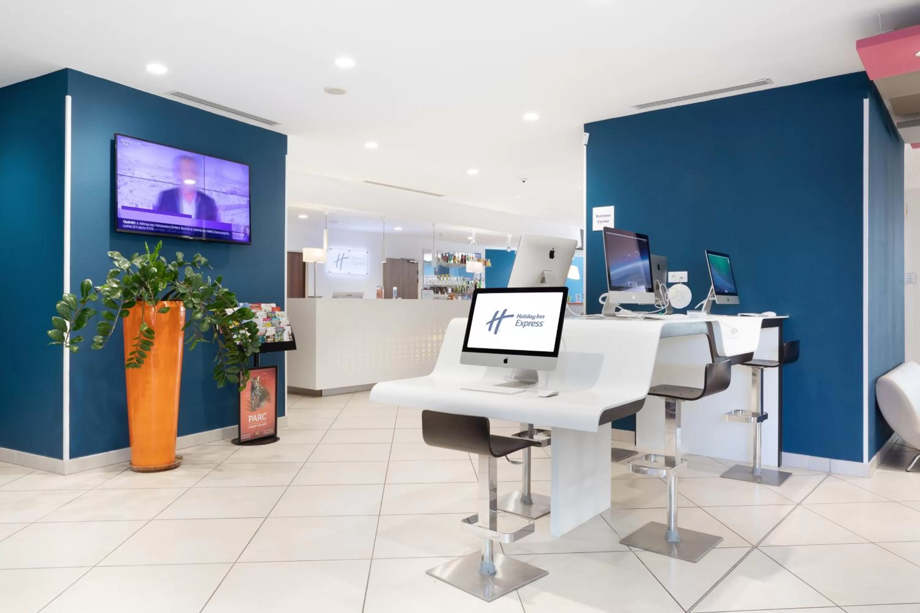 Lobby or reception in Holiday Inn Express Toulon - Est by IHG