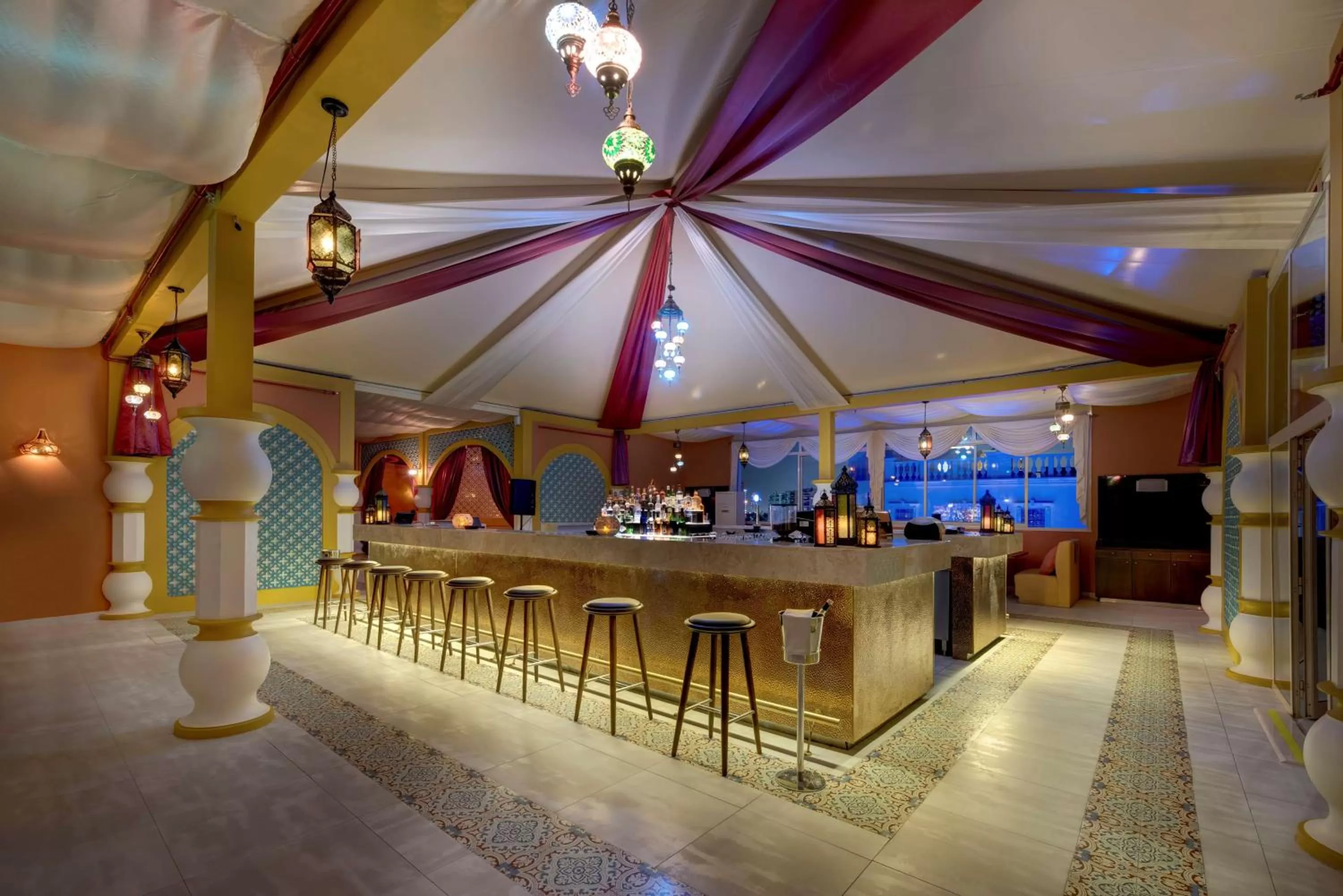 Lounge or bar in Radisson Blu Hotel, Ajman