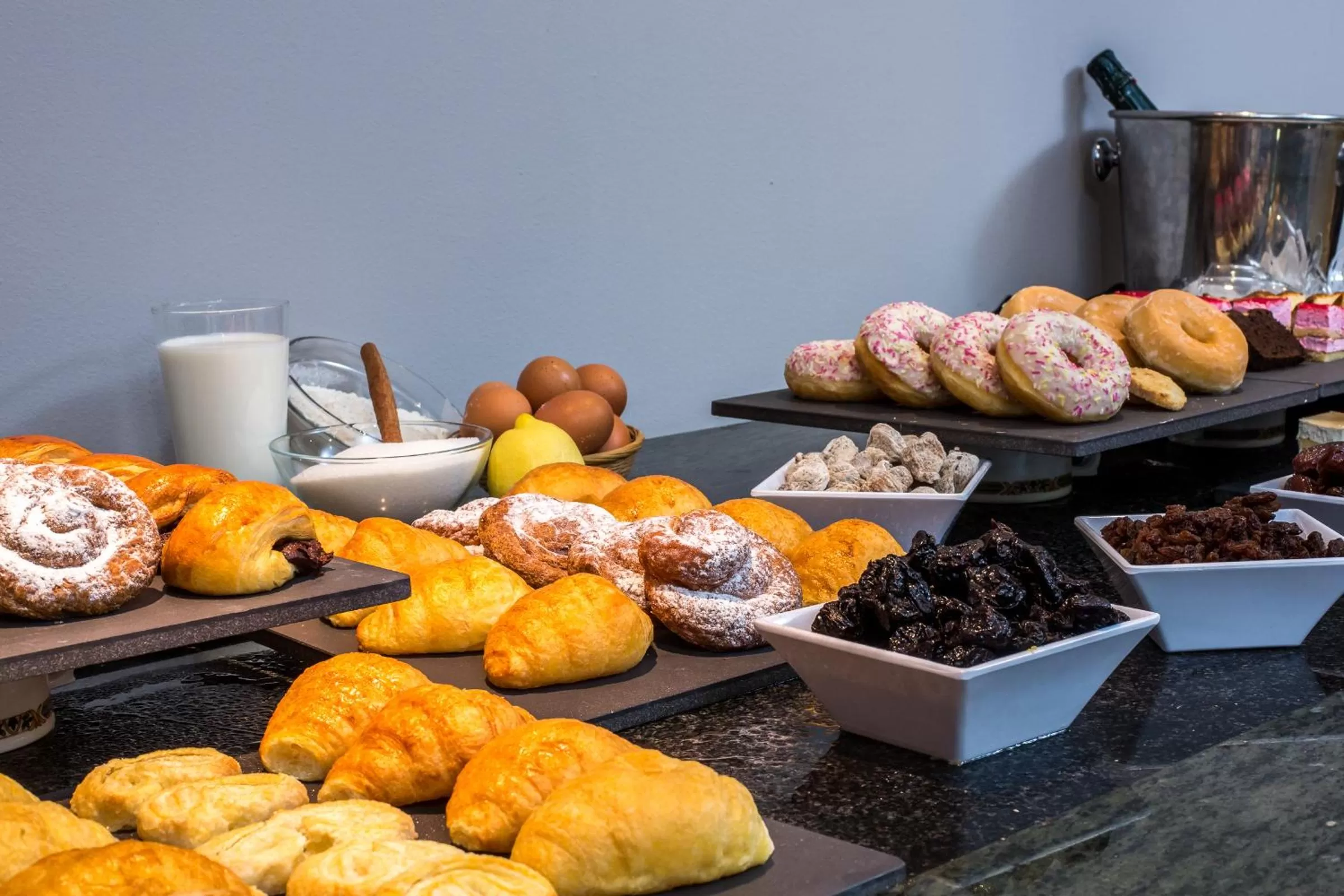 Buffet breakfast in Leonardo Hotel Granada