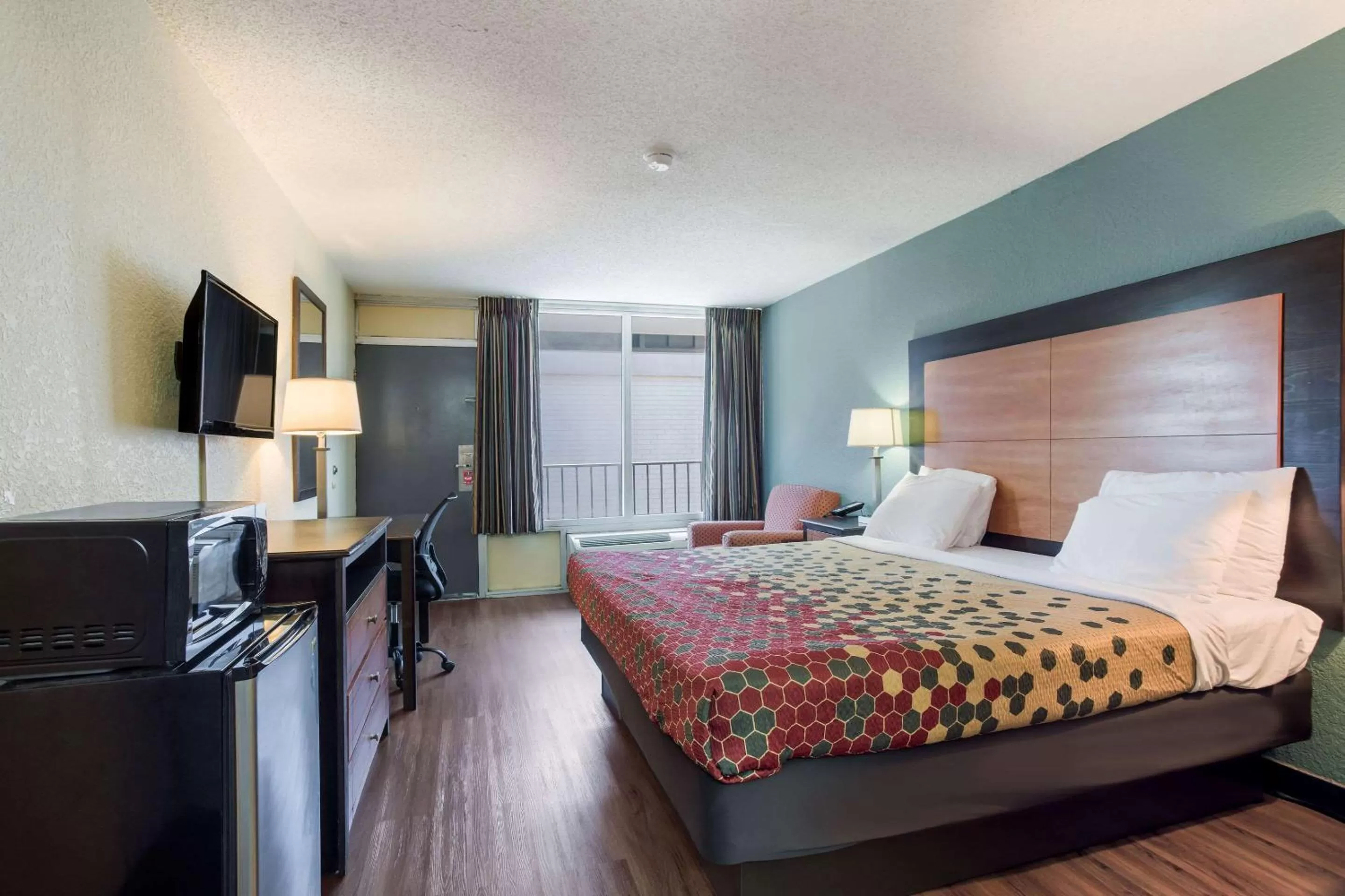 Photo of the whole room, Bed in Econo Lodge Gallatin - Metro Nashville